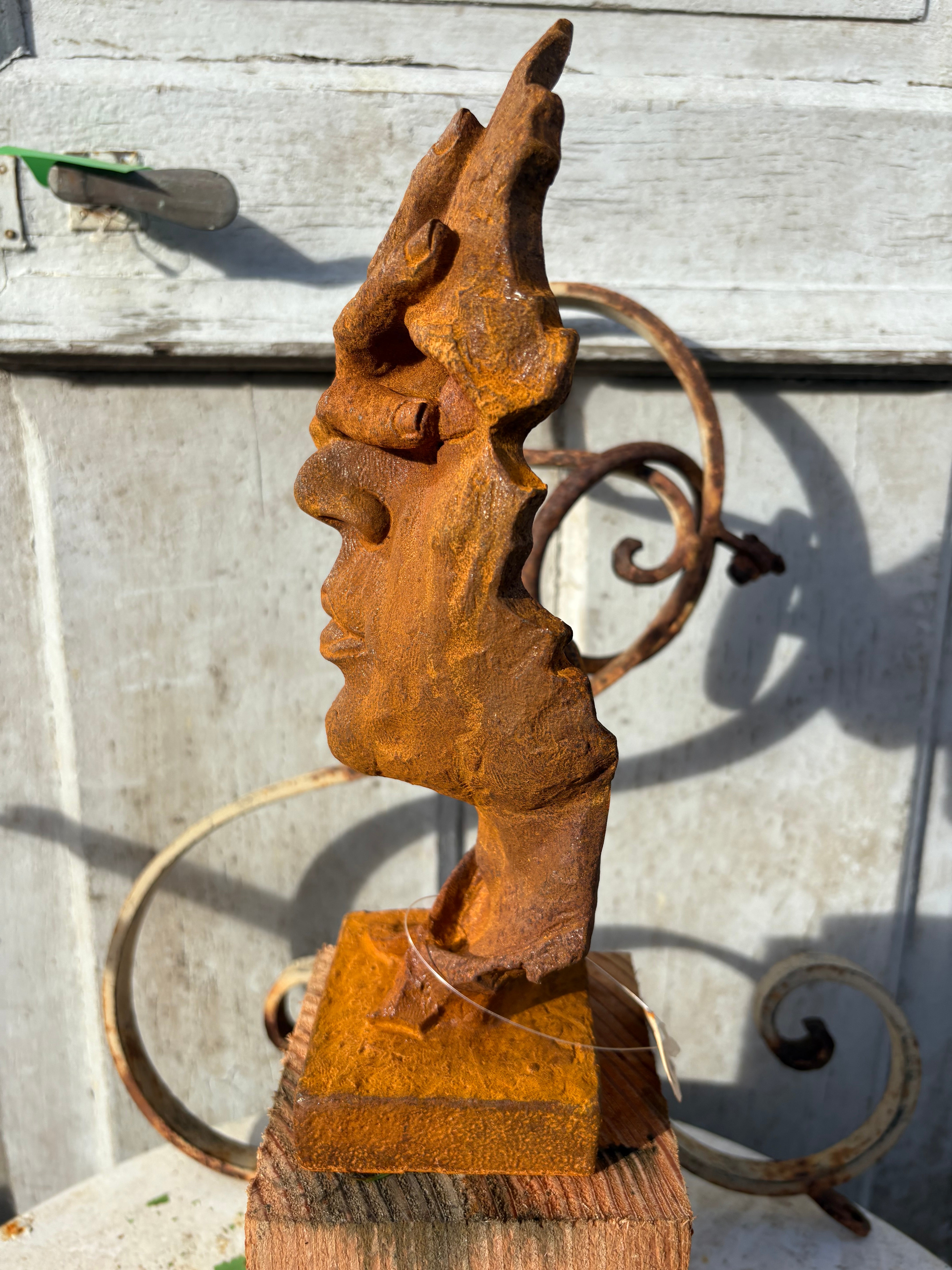 Gietijzeren (tuin) beeld gezicht “Zien”