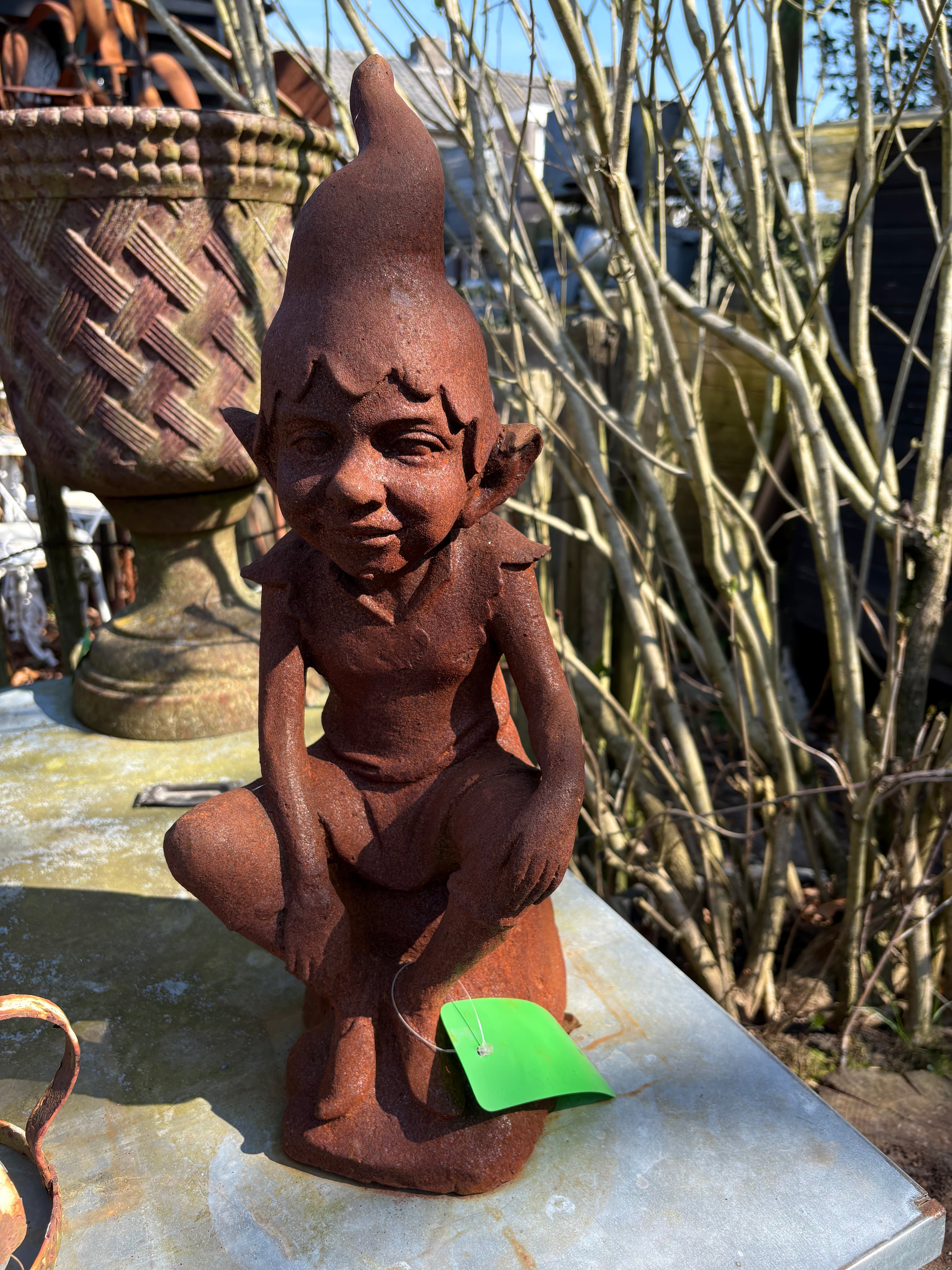Gietijzeren pixie/ kabouter zittend op een rots - Brocante bij Ingie