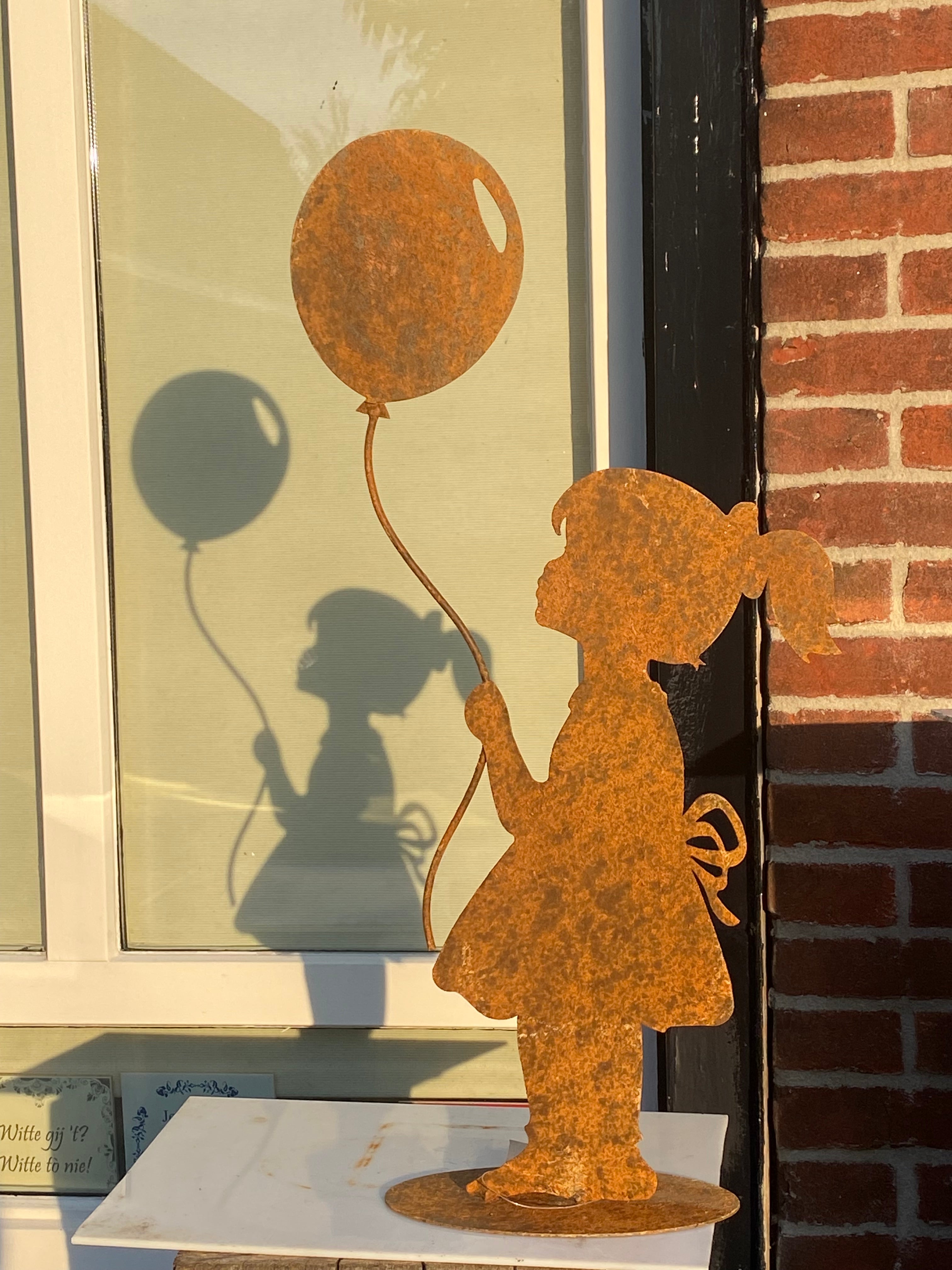 meisje met ballon roest metaal