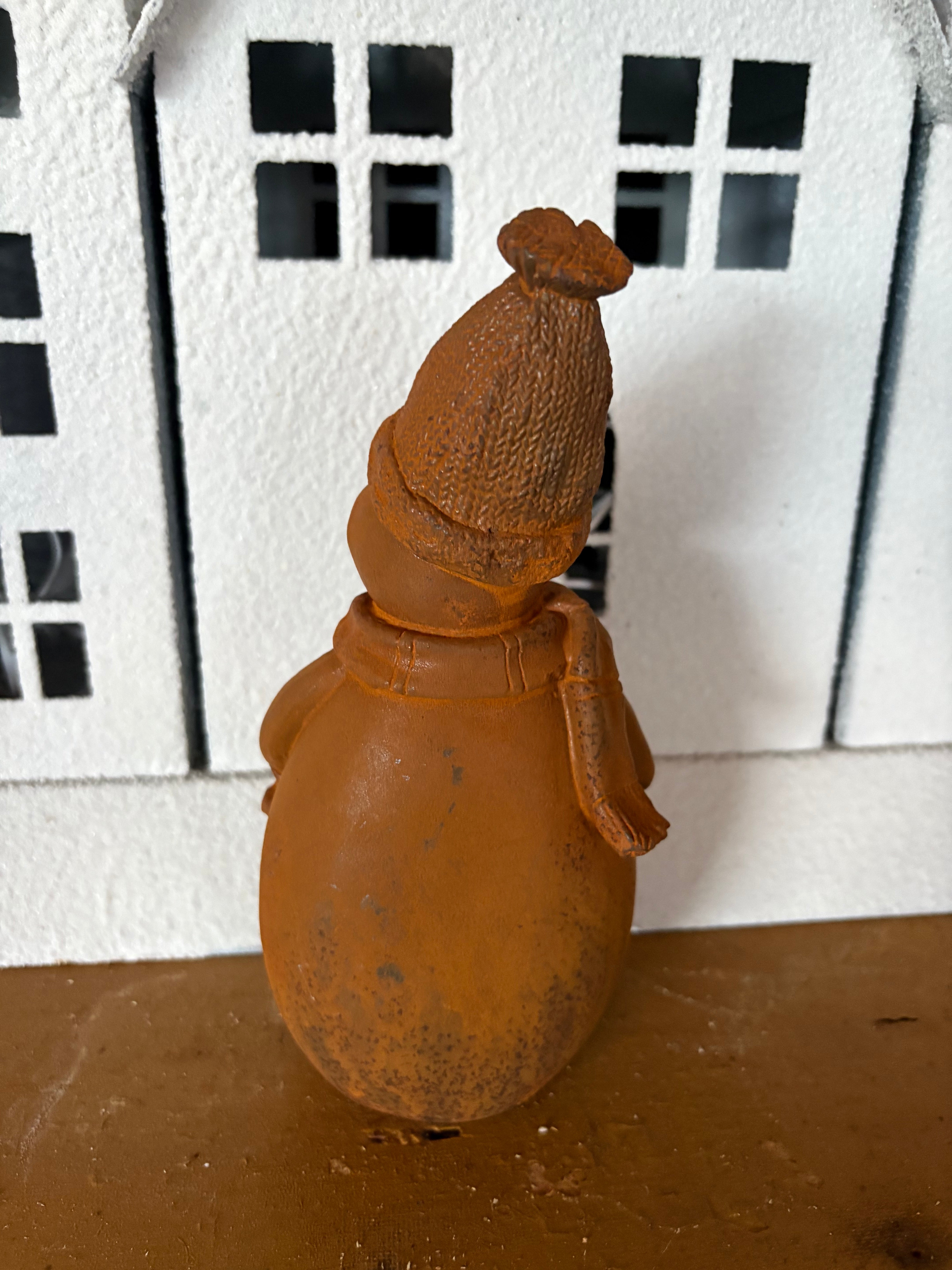 Kleine vrolijke sneeuwman van gietijzer