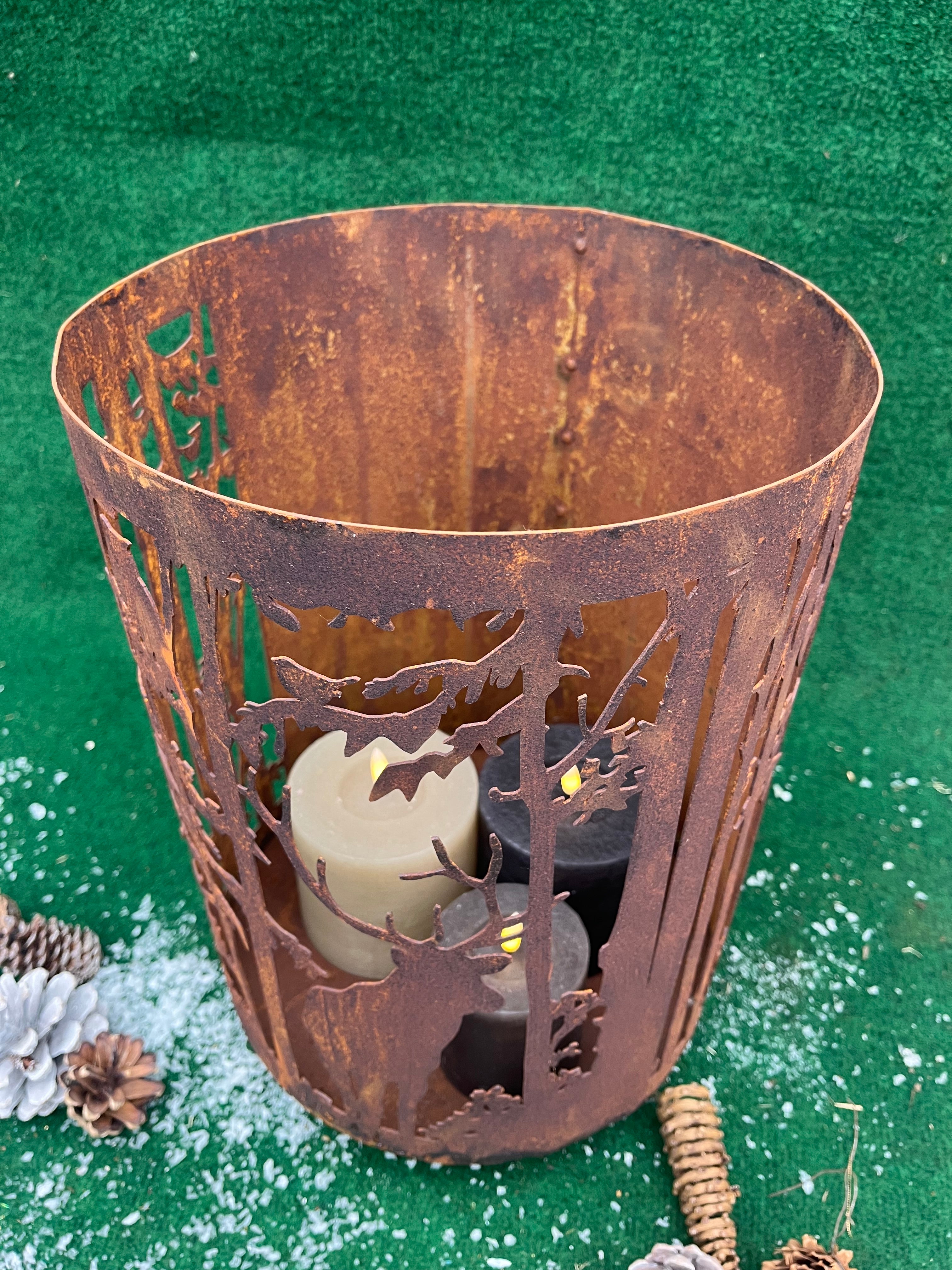 prachtig groot en zwaar windlicht van ecoroest met wild tafereel - Brocante bij Ingie