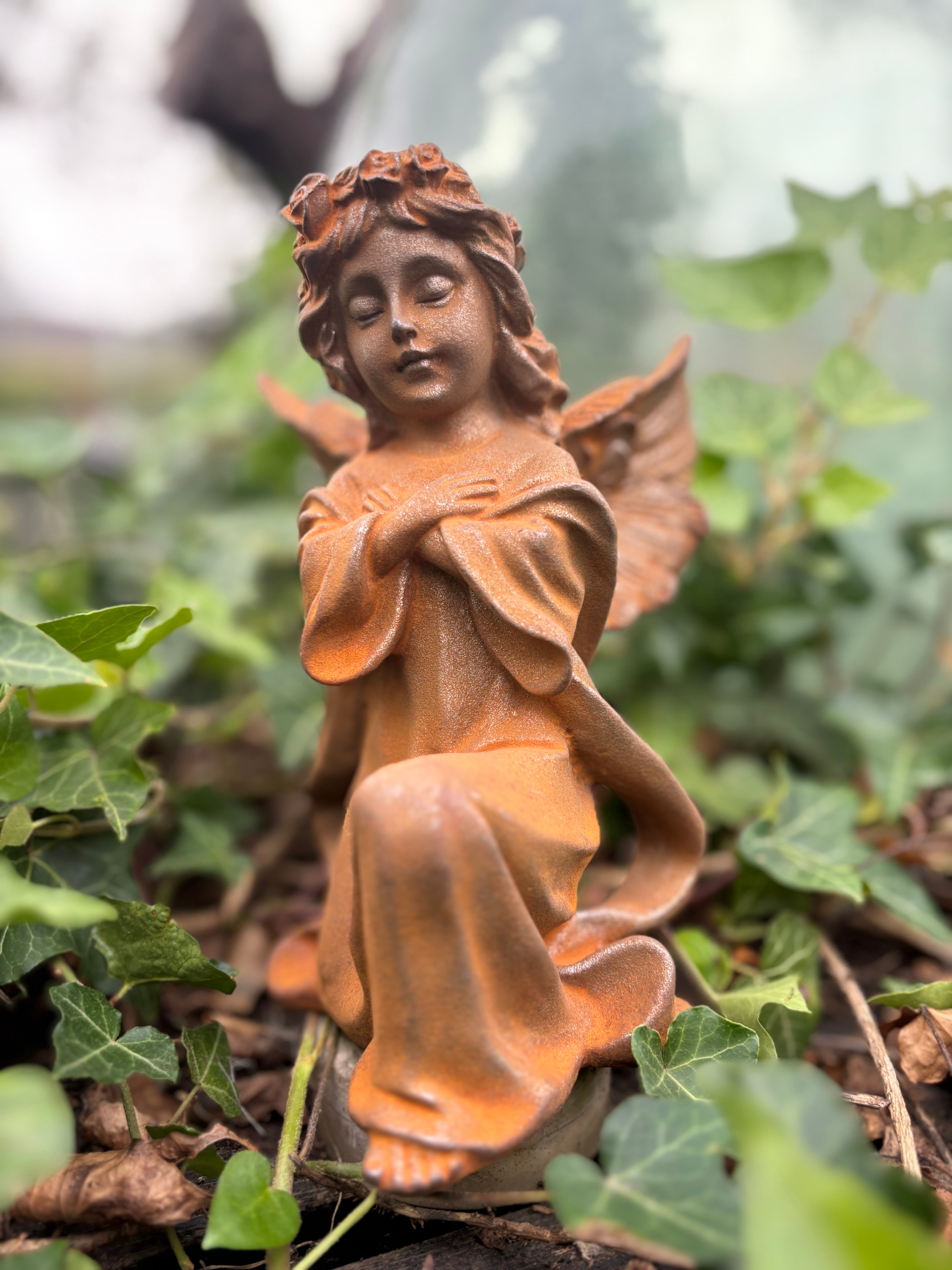 Biddende zittende engel van gietijzer - Brocante bij Ingie