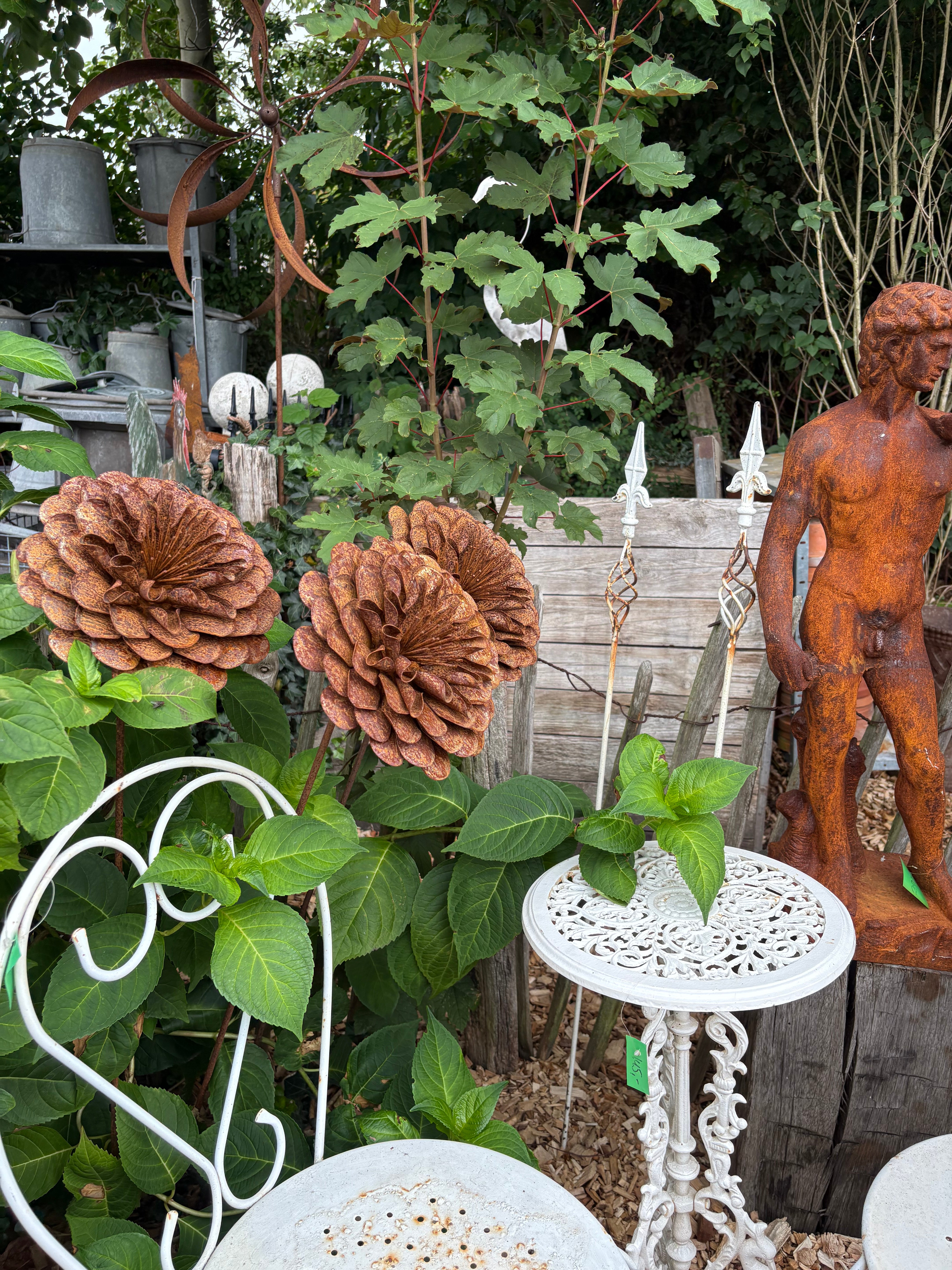 Set van 3 Roest bloemen Dahlia op tuinstekers - Brocante bij Ingie