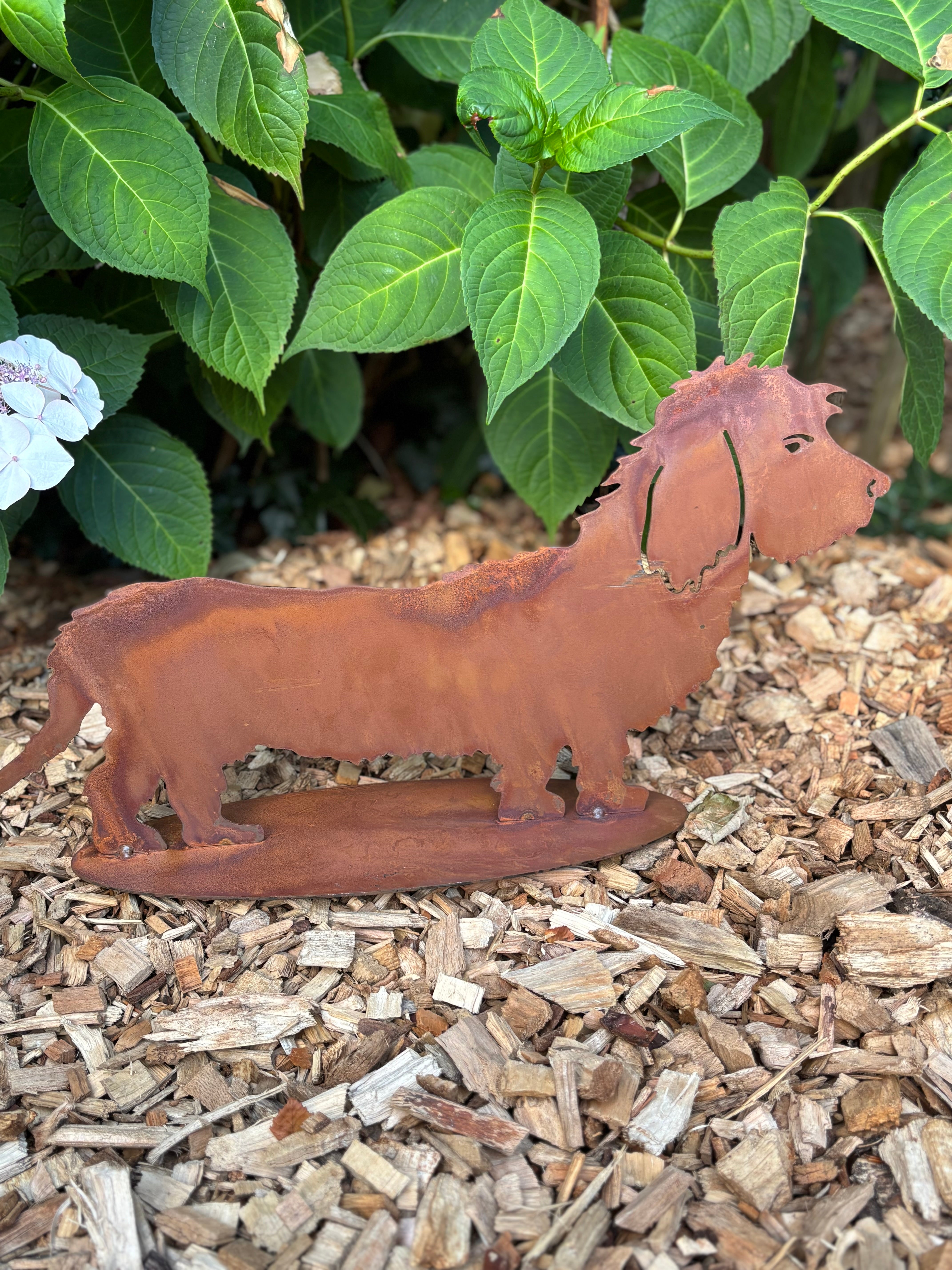 Ruwharige teckel/ hond op plaat van eco roest - Brocante bij Ingie