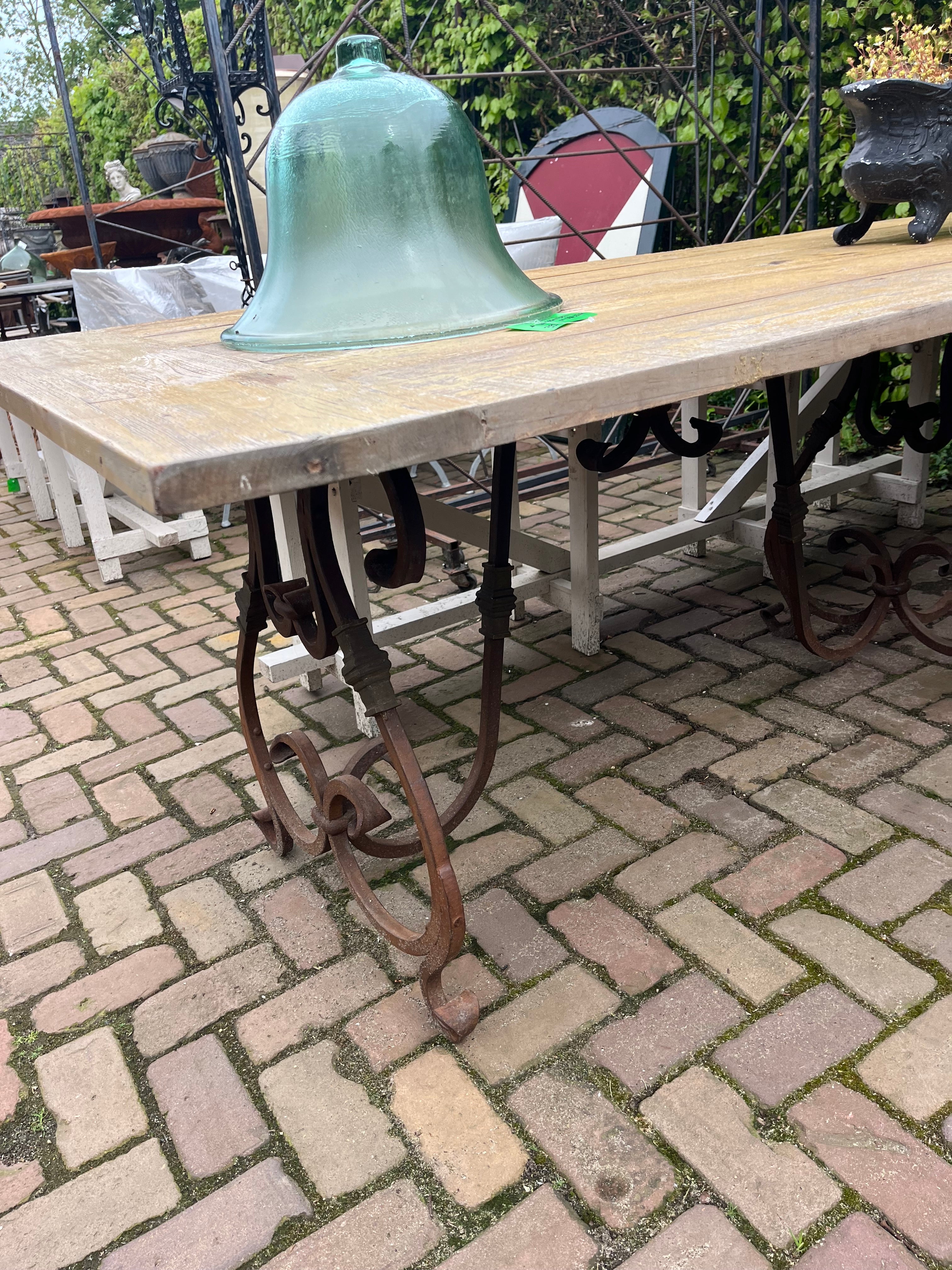 Zeer grote tuin tafel met eikenhout blad en zwaar smeedijzer onderstel - Brocante bij Ingie