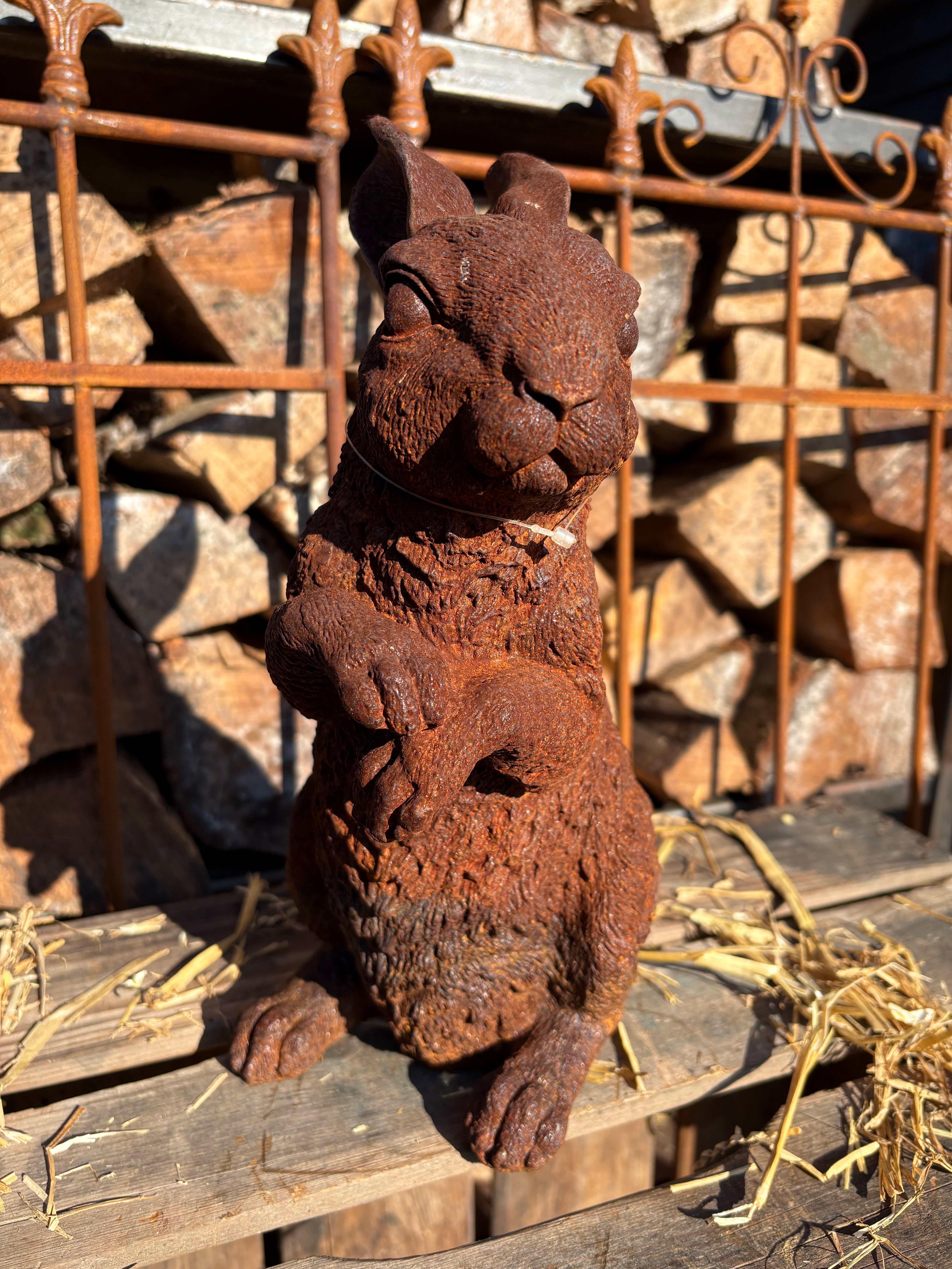 Konijn van gietijzer met pootjes over elkaar - Brocante bij Ingie