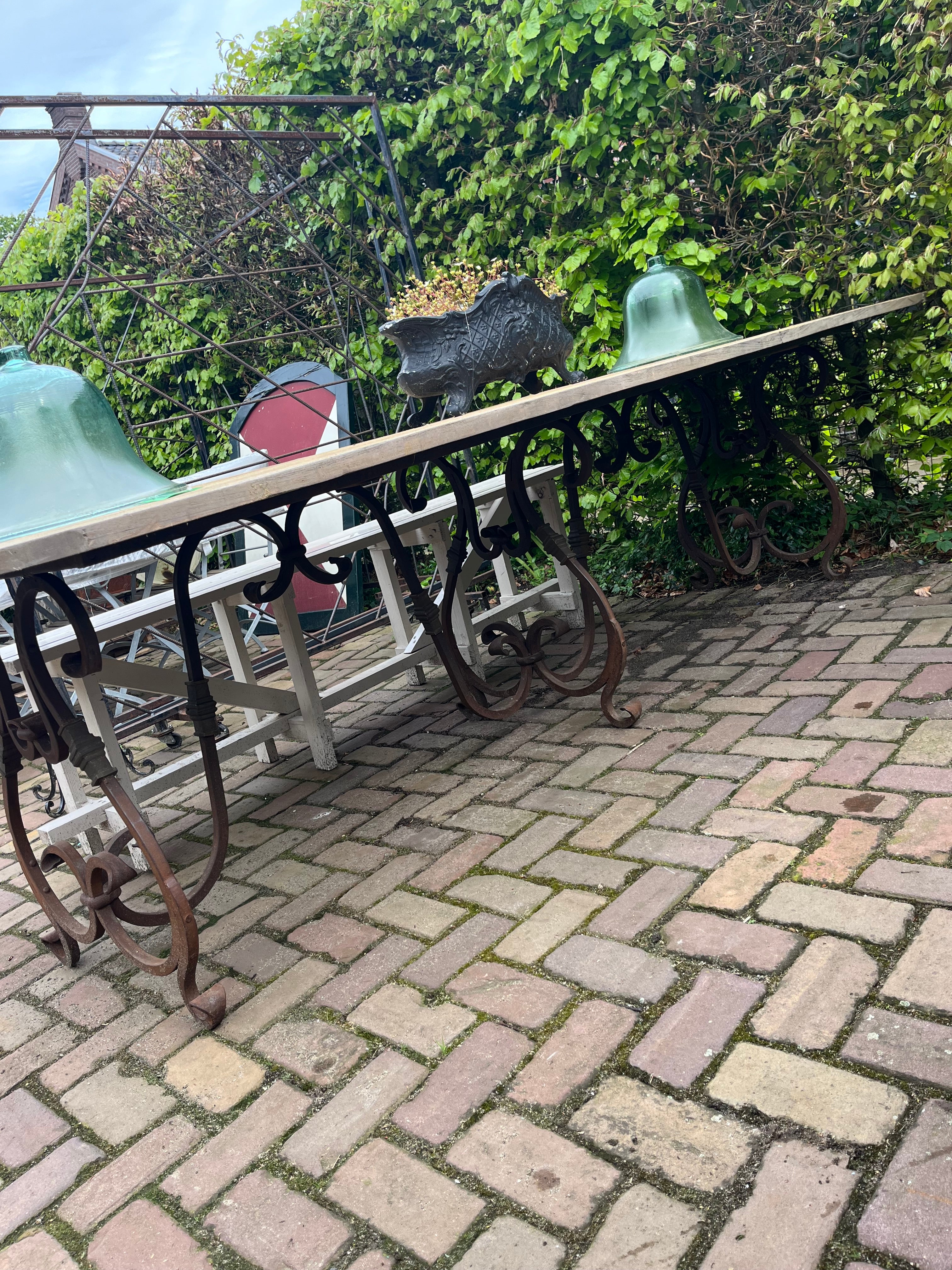 Zeer grote tuin tafel met eikenhout blad en zwaar smeedijzer onderstel - Brocante bij Ingie