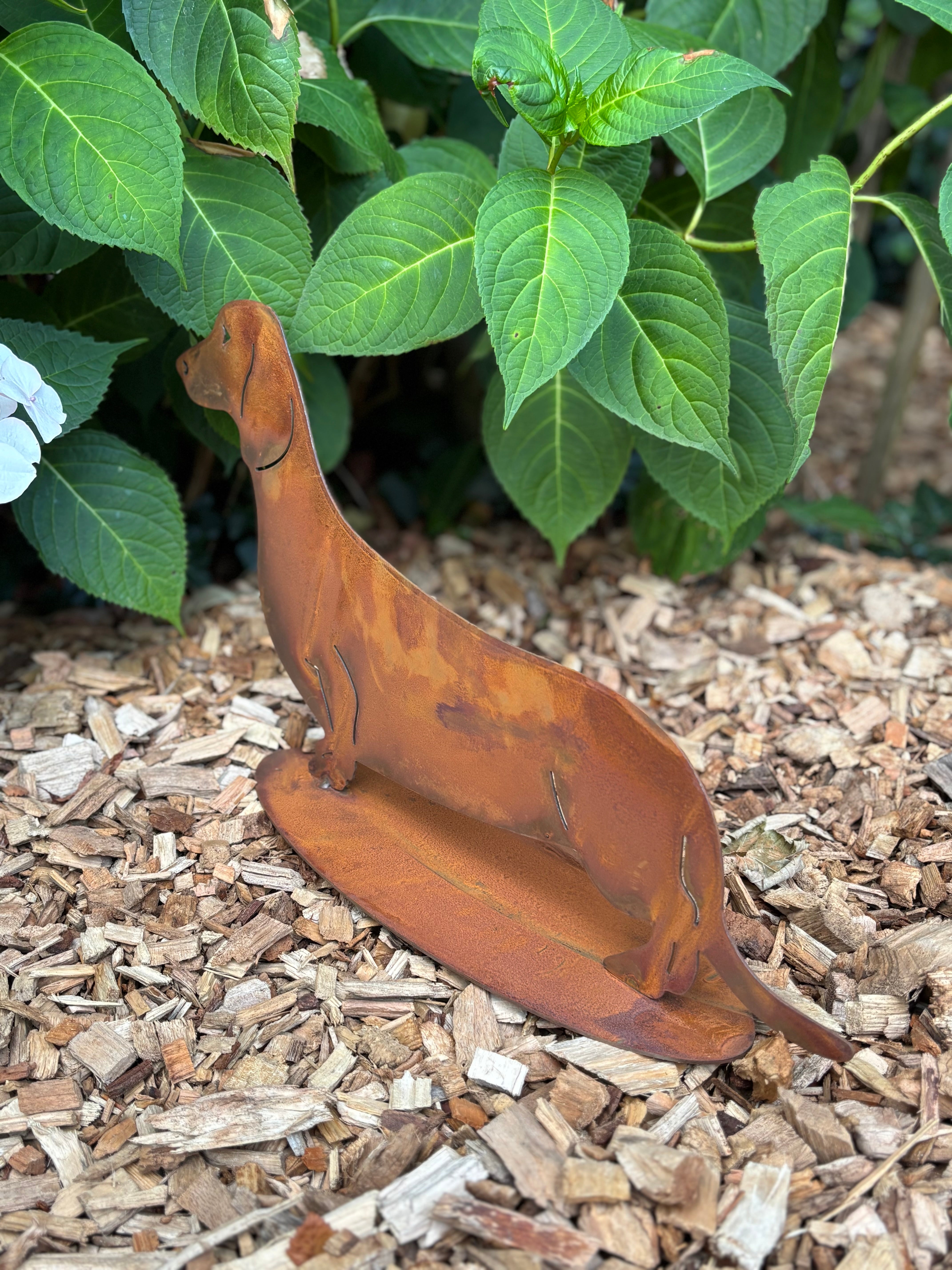 Gladde kleine teckel/ hond op plaat van eco roest - Brocante bij Ingie