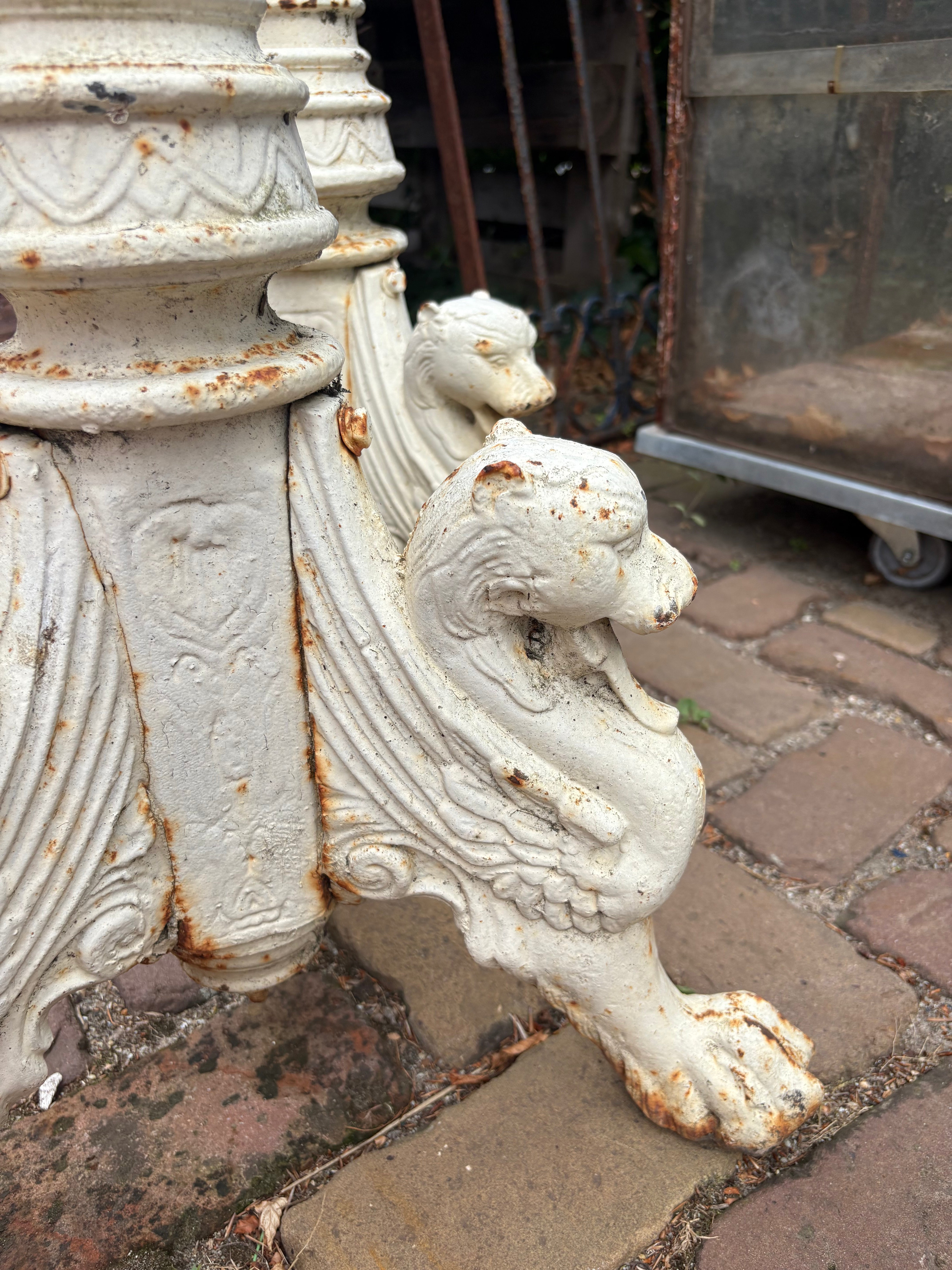 Gietijzeren set van 2 kasteel kandelaars wit/ roestkleurig - Brocante bij Ingie