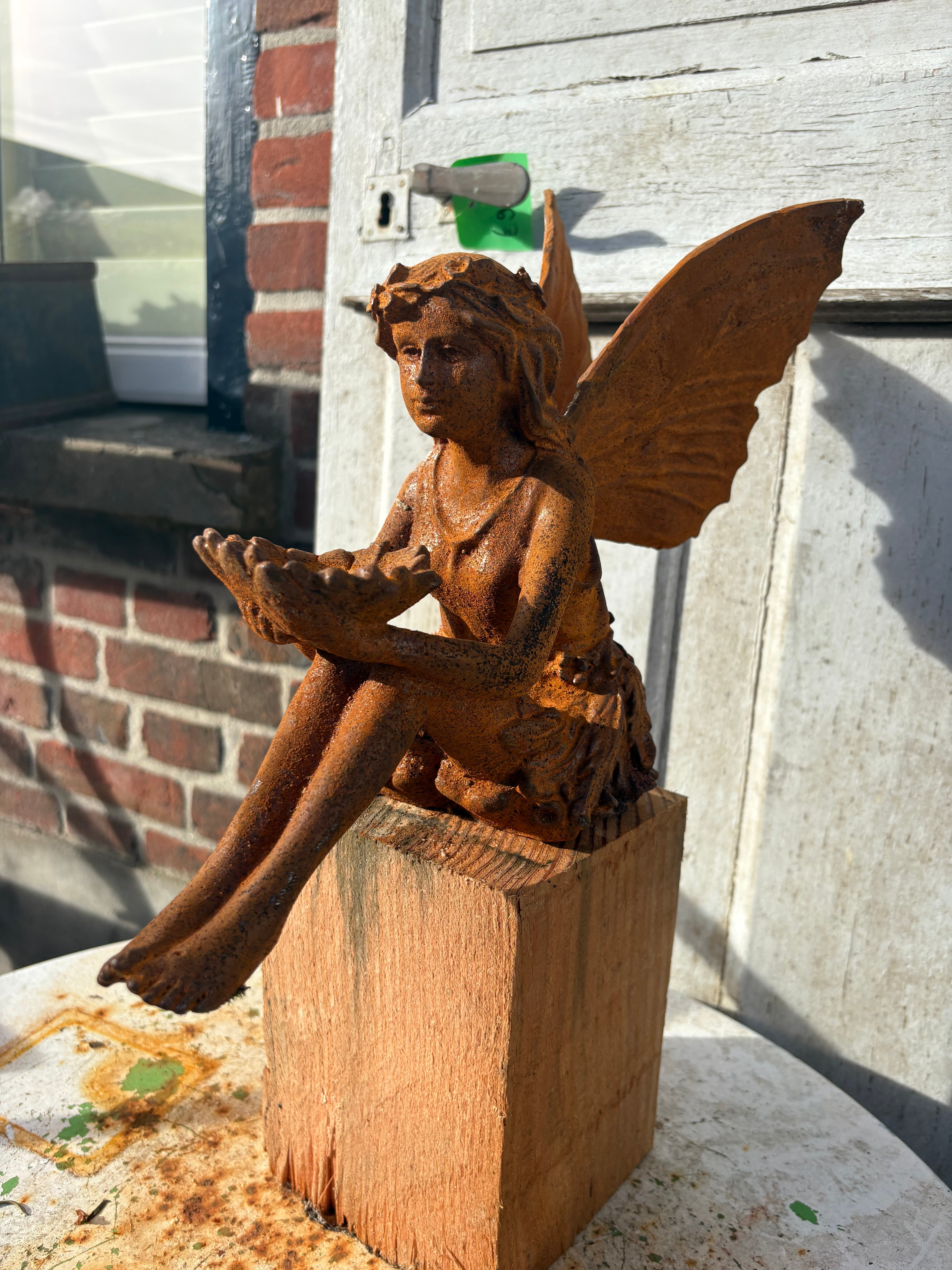 fee met bakje in de hand