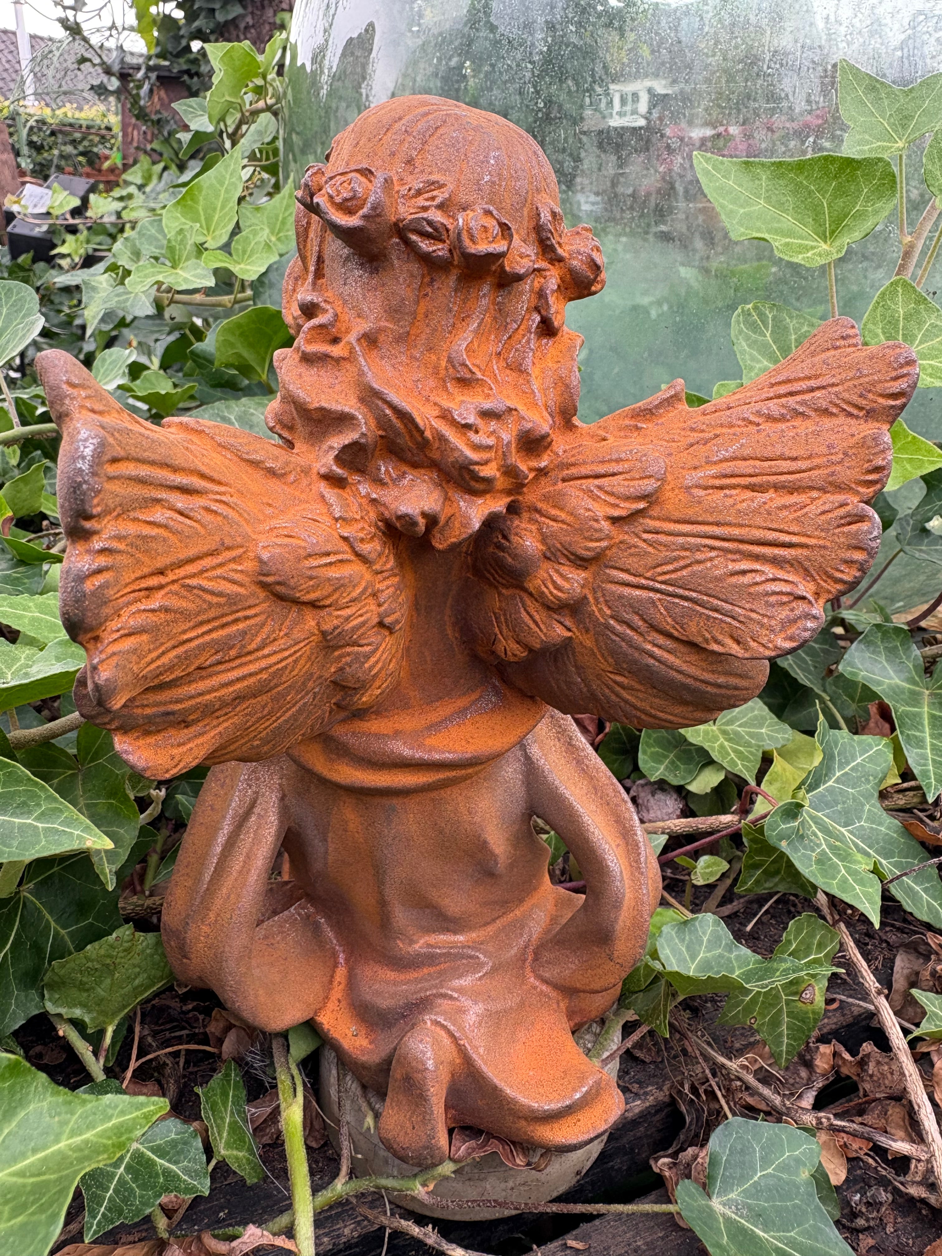Biddende zittende engel van gietijzer - Brocante bij Ingie