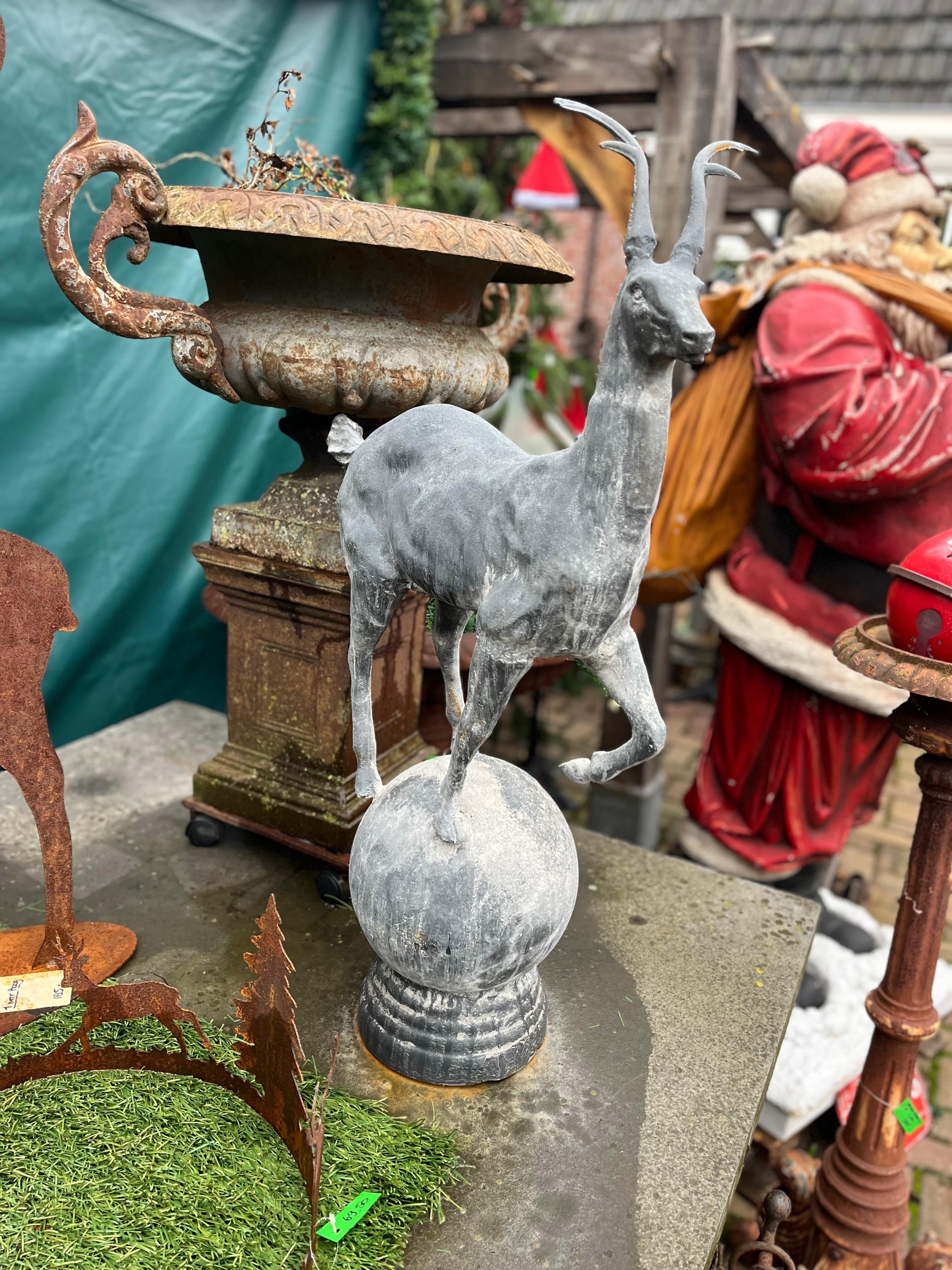 Gietijzeren hert op bol lood kleur