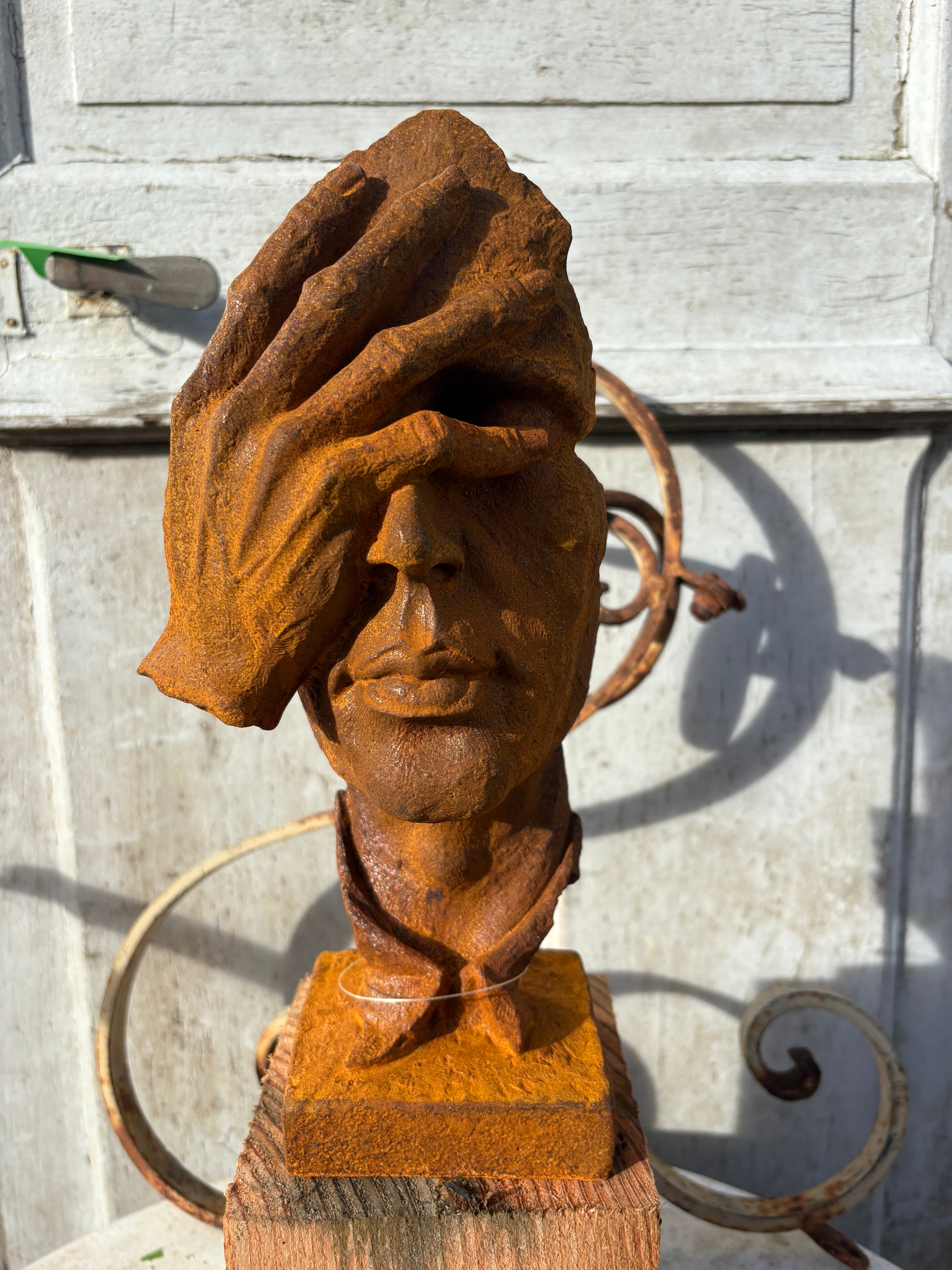 Gietijzeren (tuin) beeld gezicht “Zien”