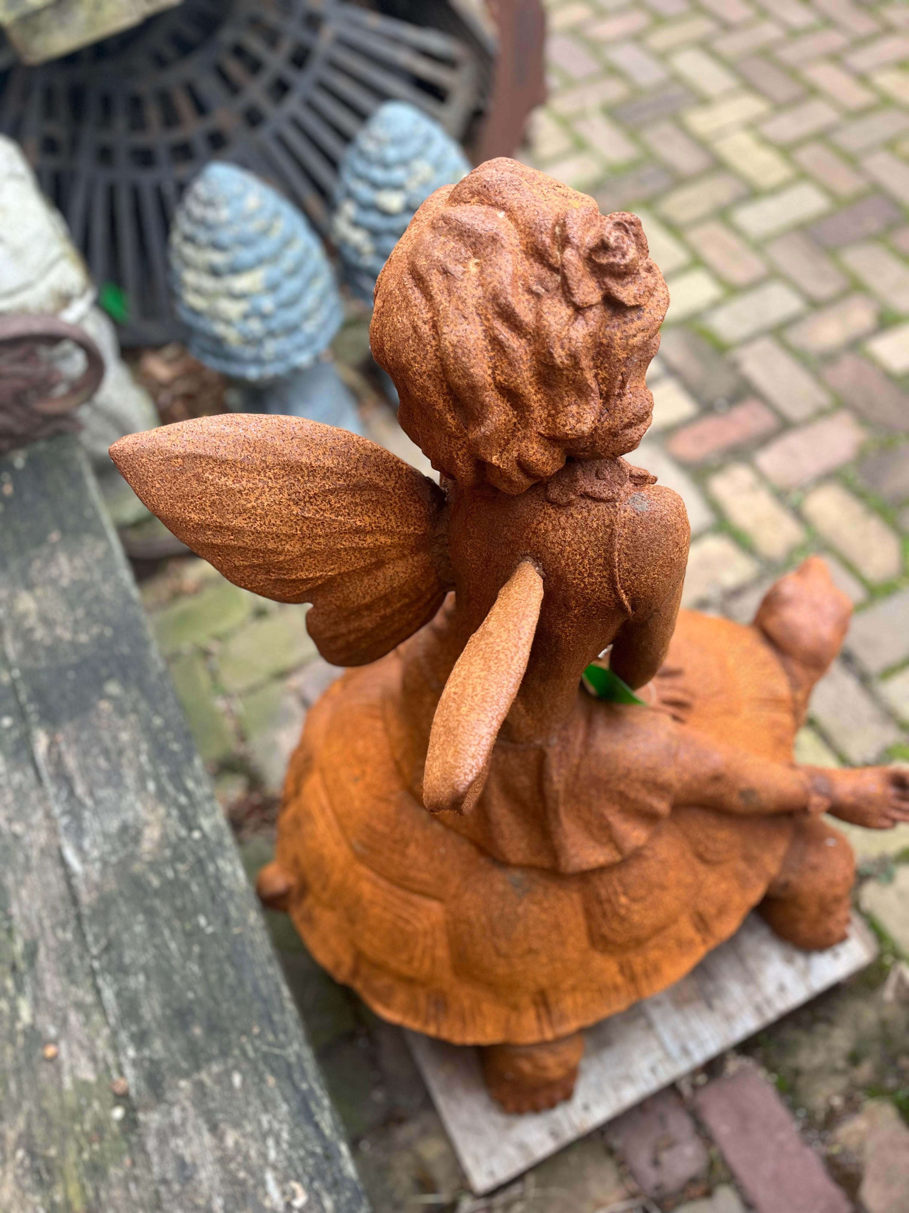 Zware gietijzeren engel zittend op schildpad