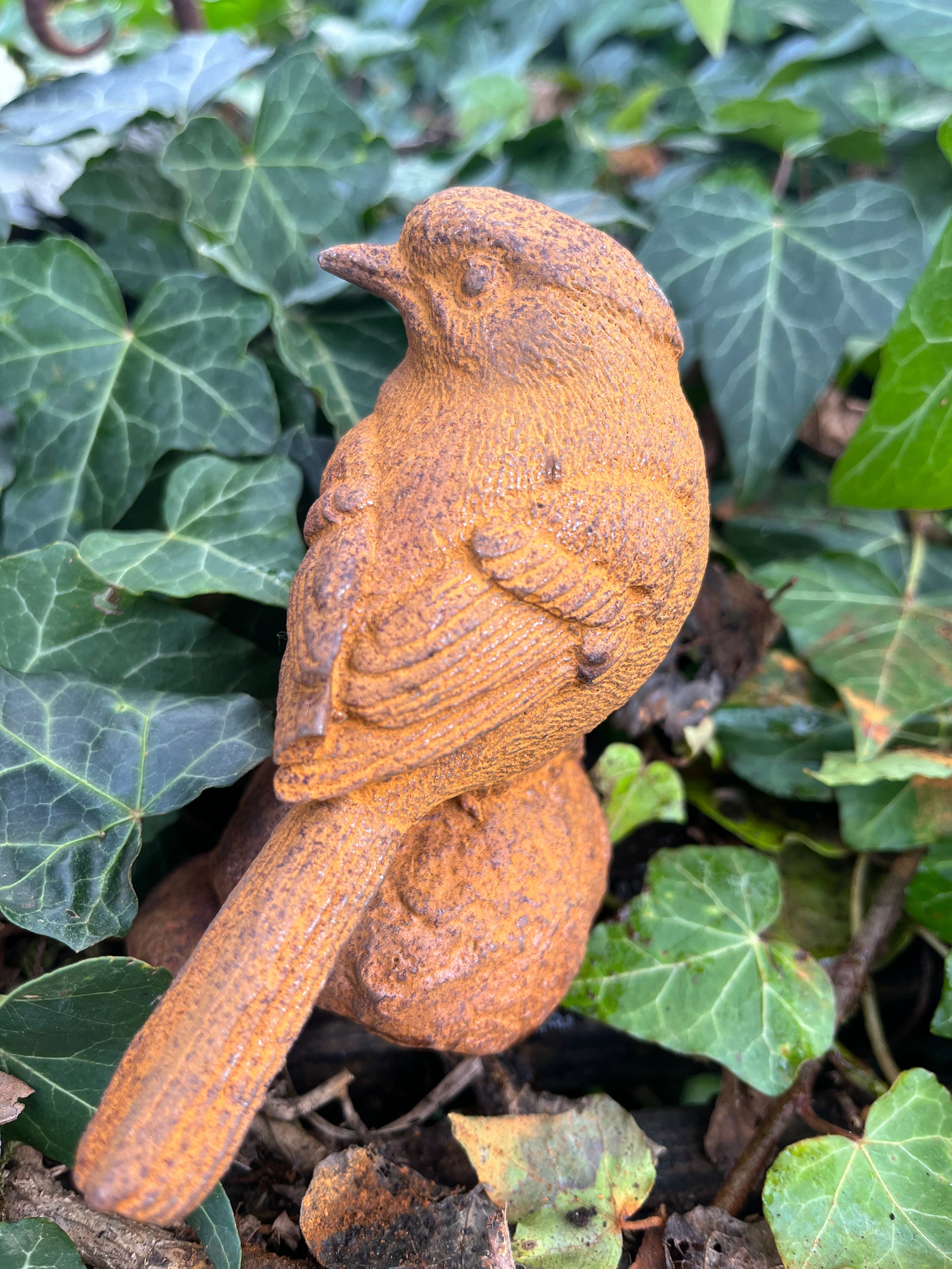 Vogeltje op rots van gietijzer (staartje rechts) - Brocante bij Ingie