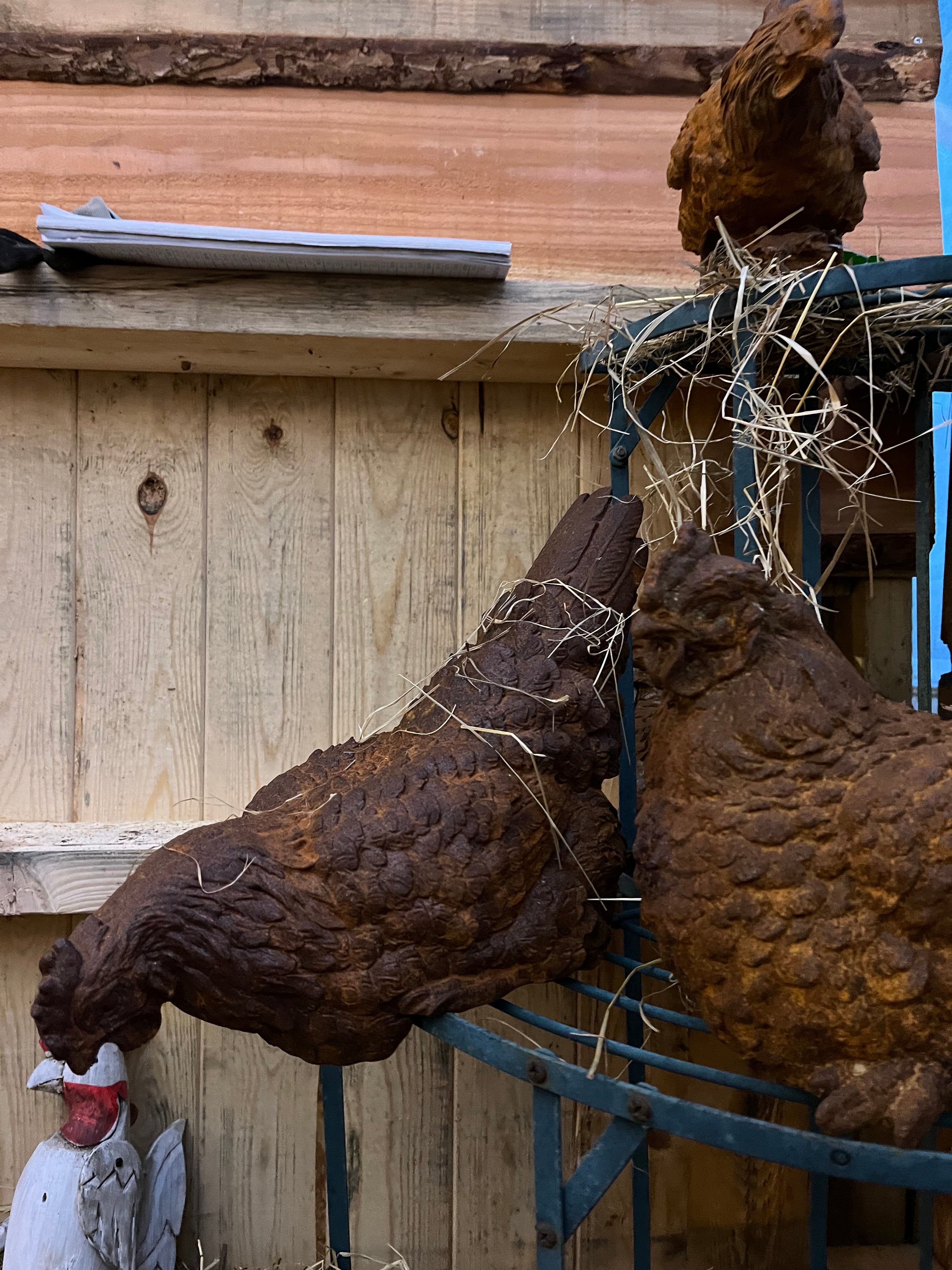Grote zittende kip van gietijzer - Brocante bij Ingie
