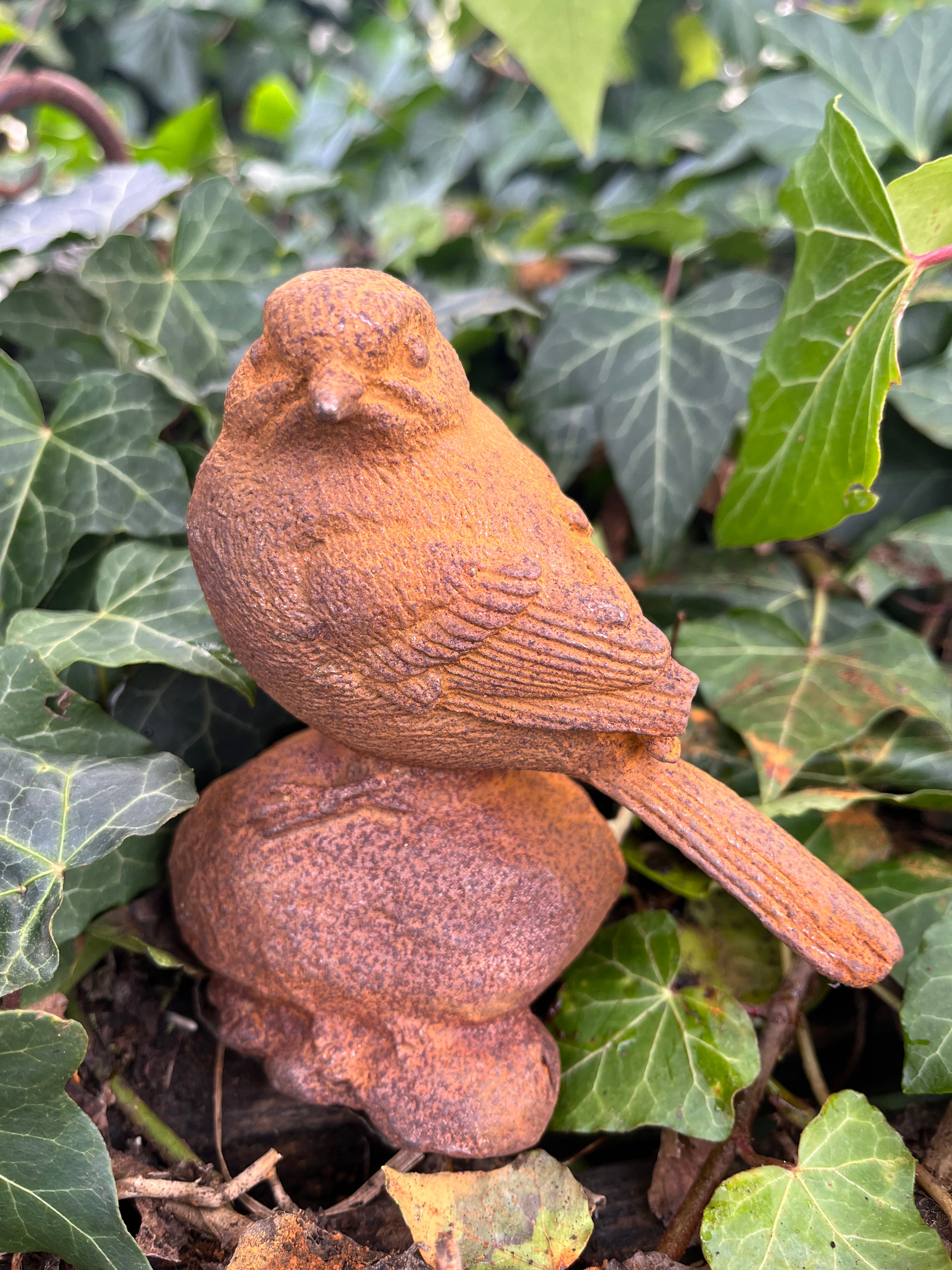 Vogeltje op rots van gietijzer (staartje rechts) - Brocante bij Ingie