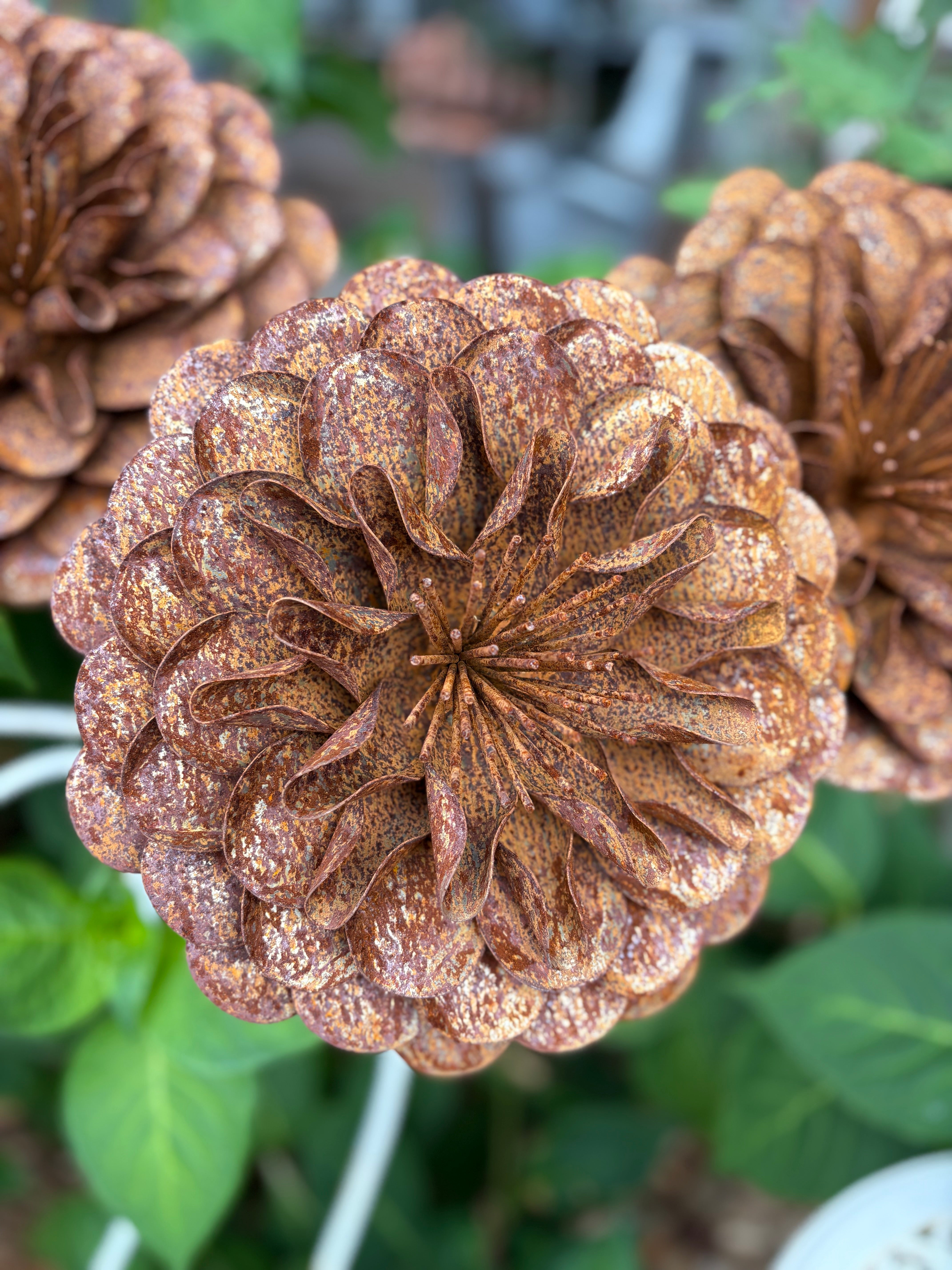 Set van 3 Roest bloemen Dahlia op tuinstekers - Brocante bij Ingie