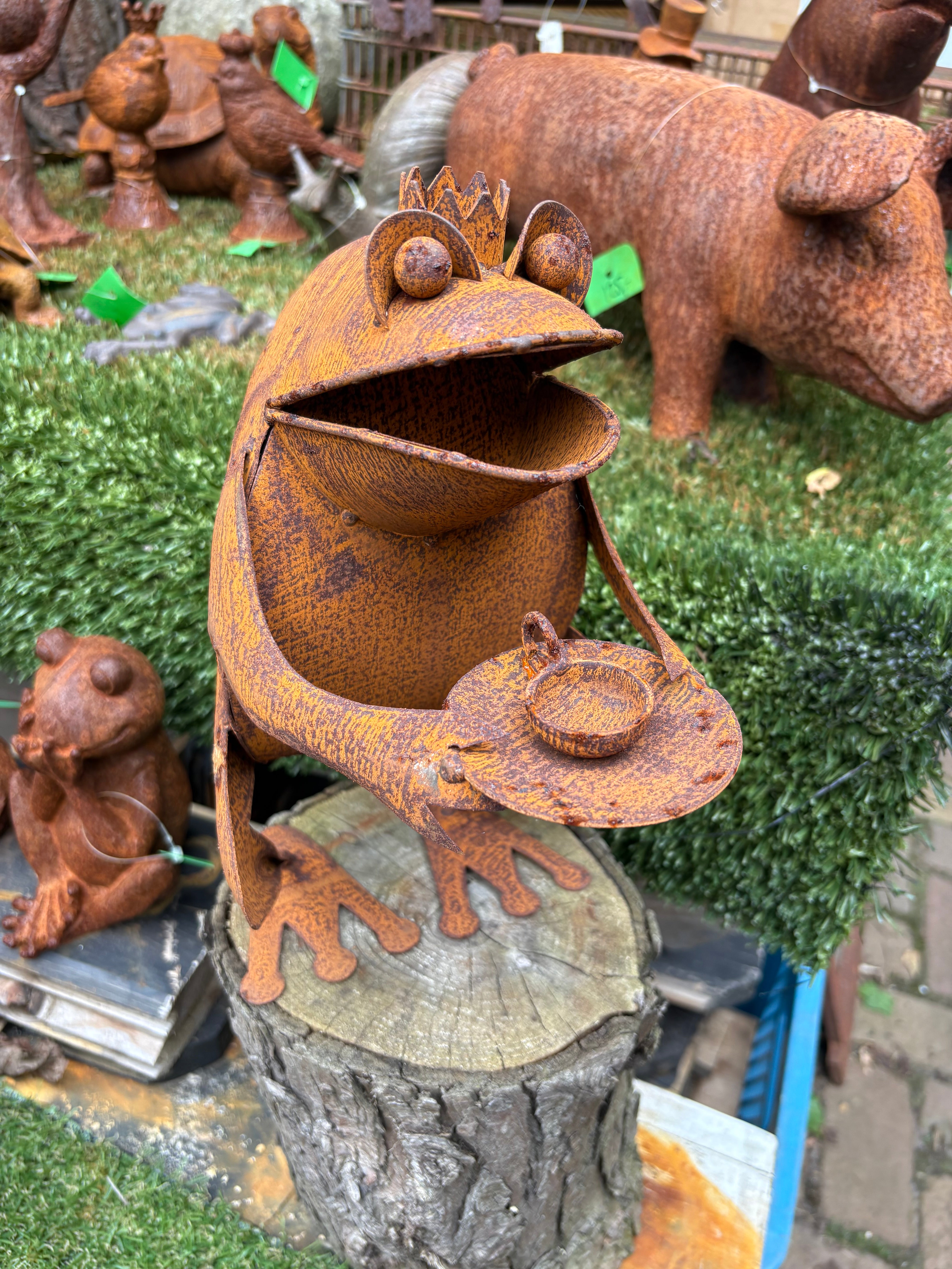 Kikker met kandelaar van ijzer roestkleur - Brocante bij Ingie