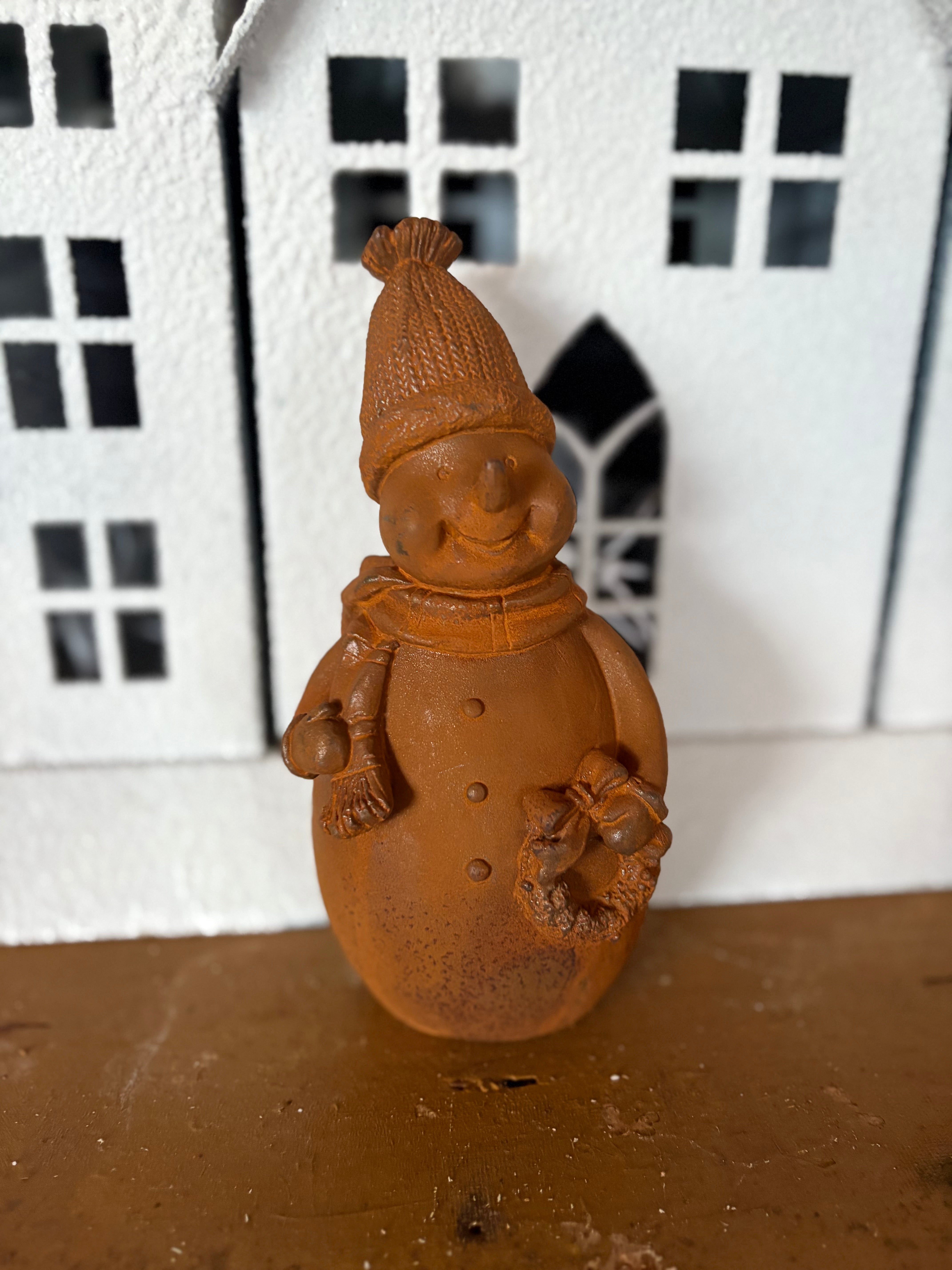 Kleine vrolijke sneeuwman van gietijzer