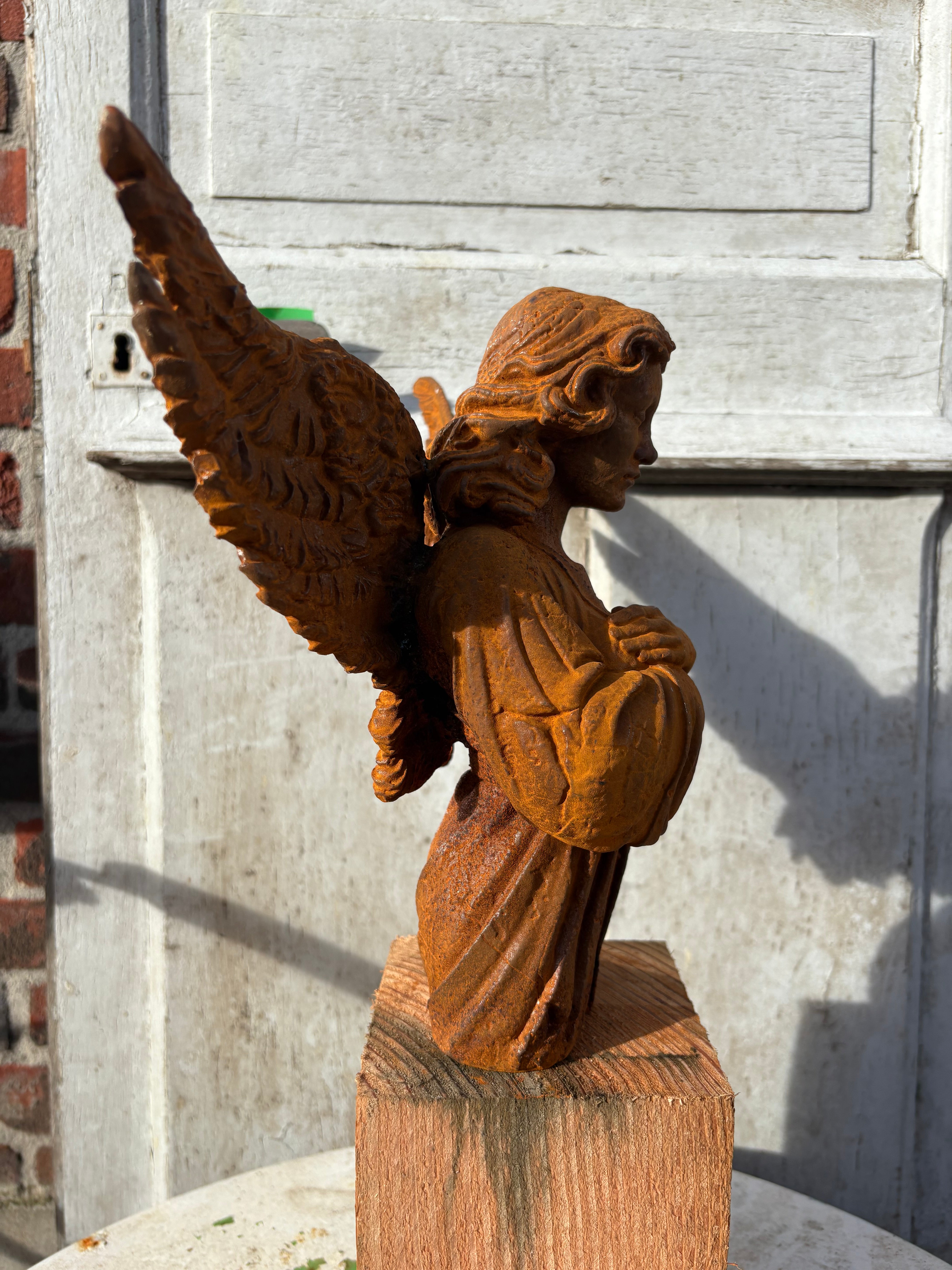 Serene engel met handen over elkaar