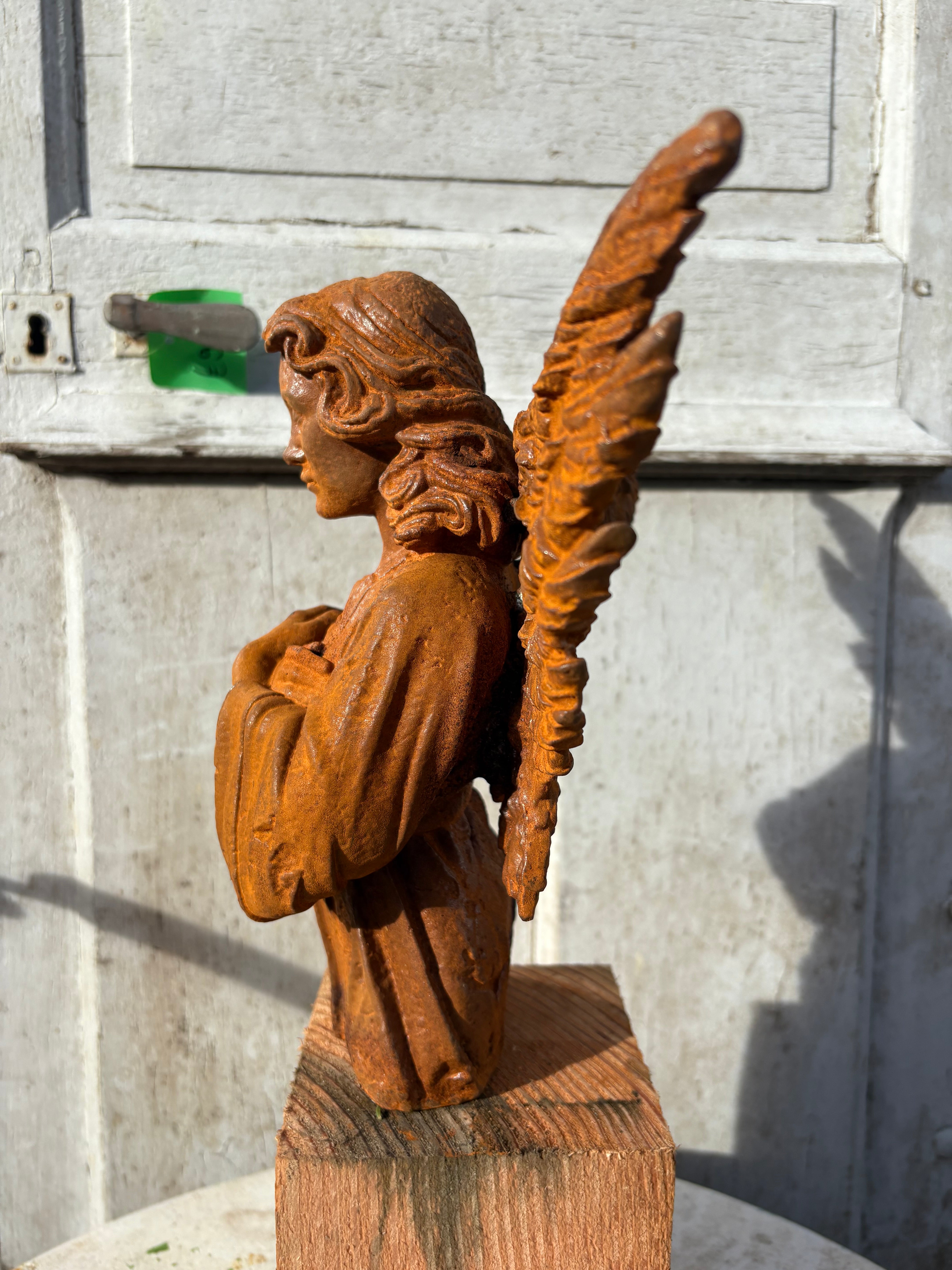 Serene engel met handen over elkaar