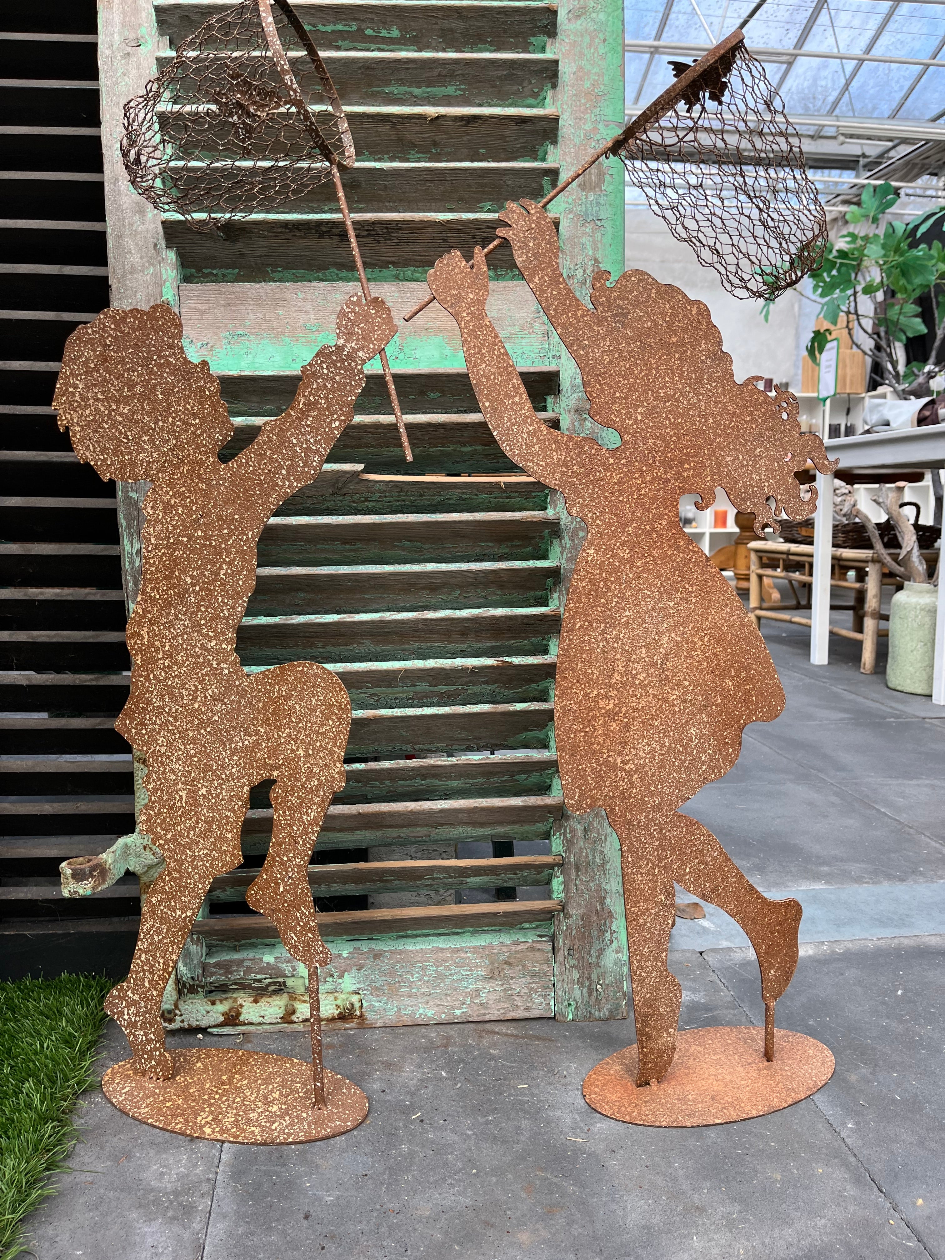 Jongetje met schepnetje en vlinder roest metaal - Brocante bij Ingie