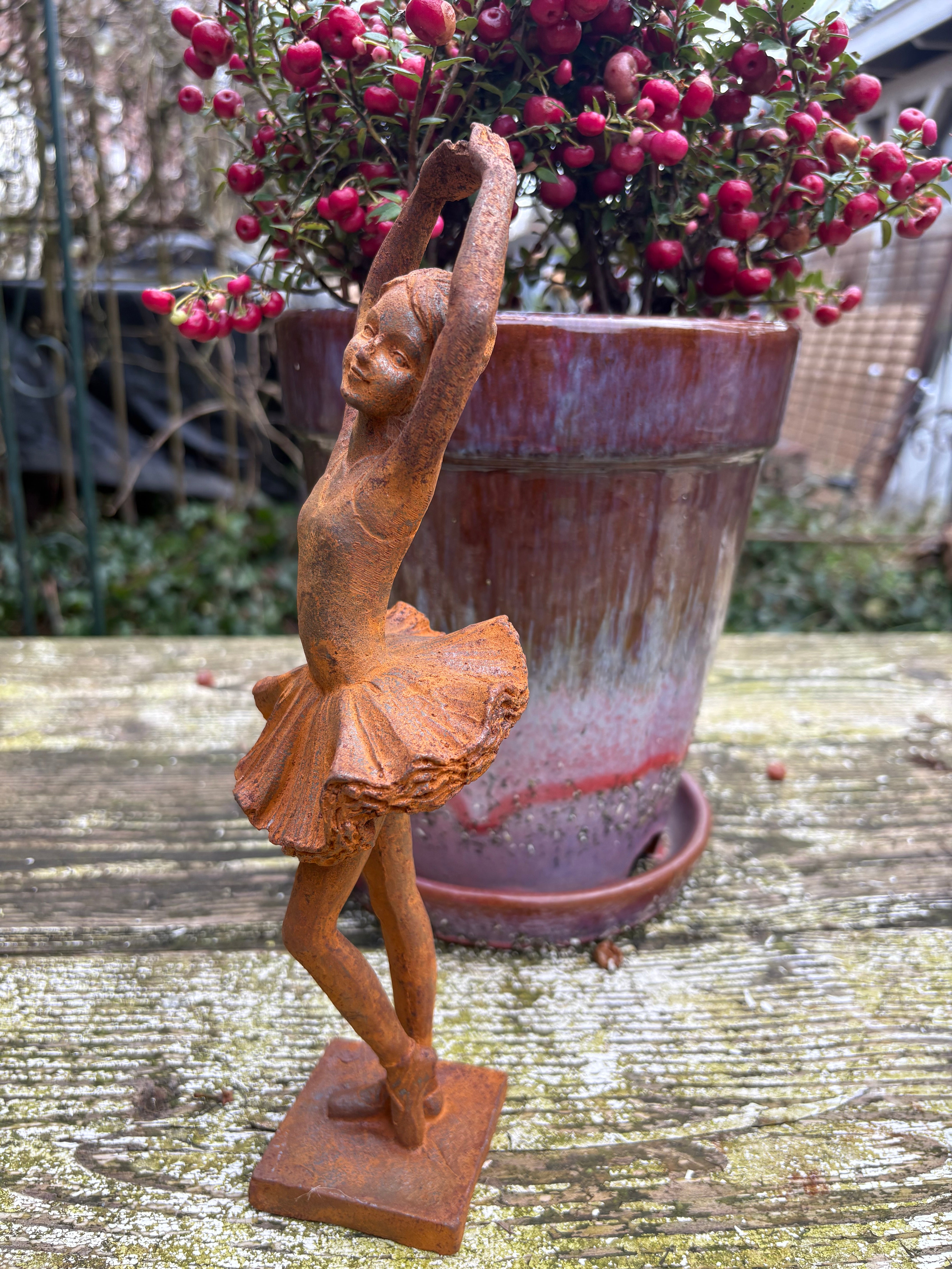 Ballerina in gietijzer handen omhoog klein - Brocante bij Ingie