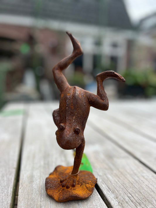 Geinige kikker van gietijzer doet een handstand - Brocante bij Ingie