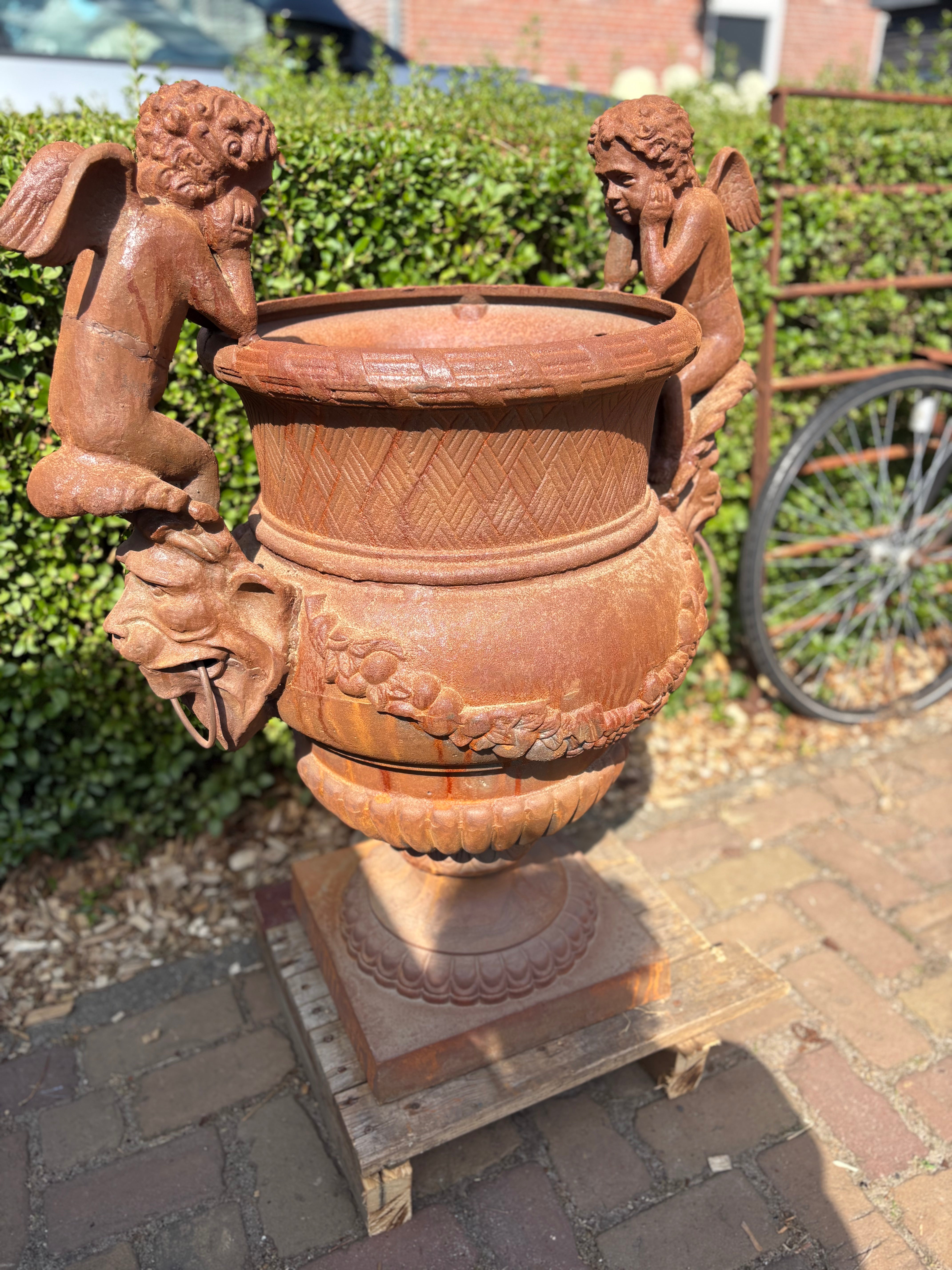 Prachtig grote gietijzeren vaas met engelen versierd - Brocante bij Ingie