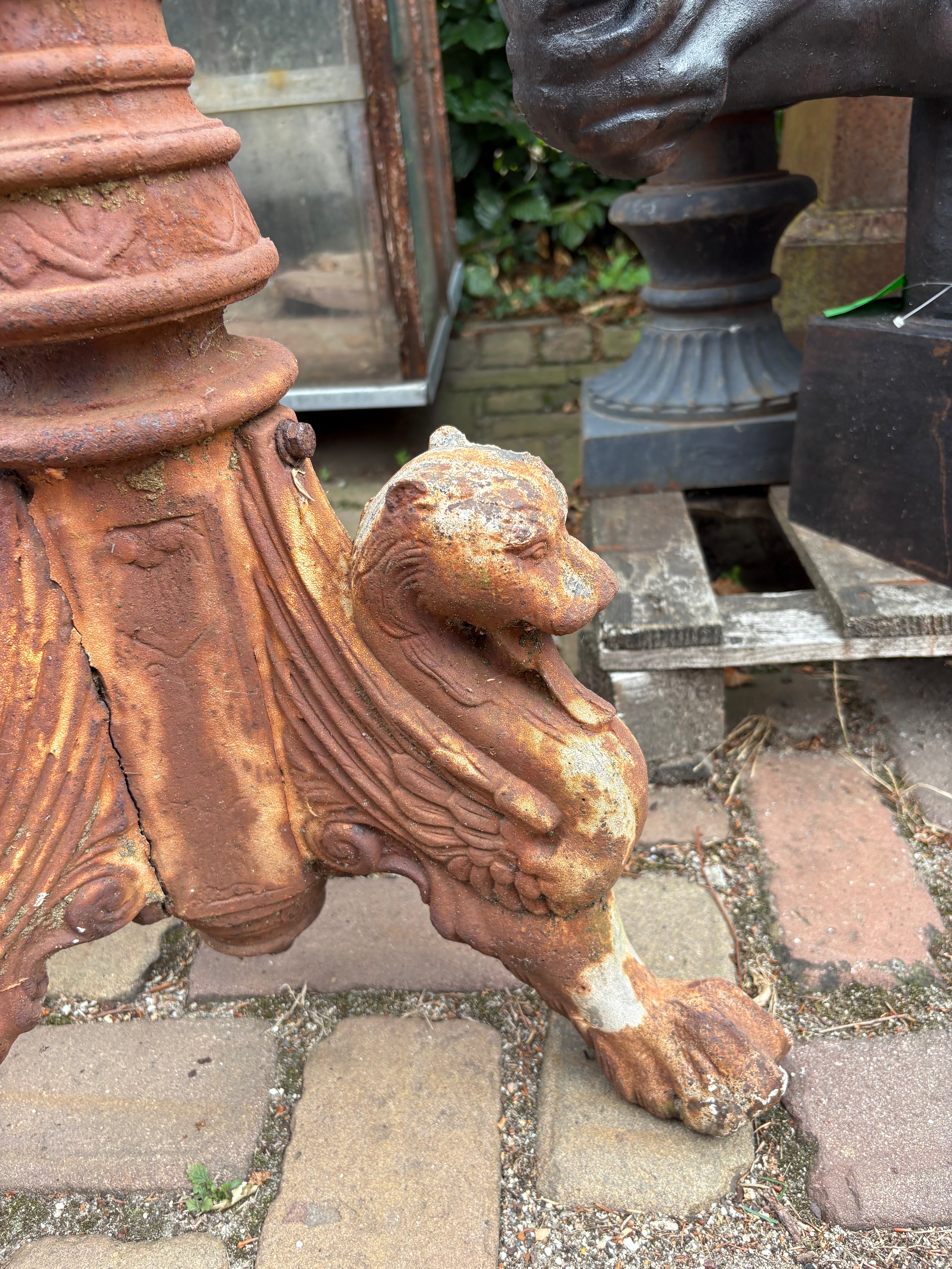 Gietijzeren set van 2 kasteel kandelaars roestkleurig - Brocante bij Ingie