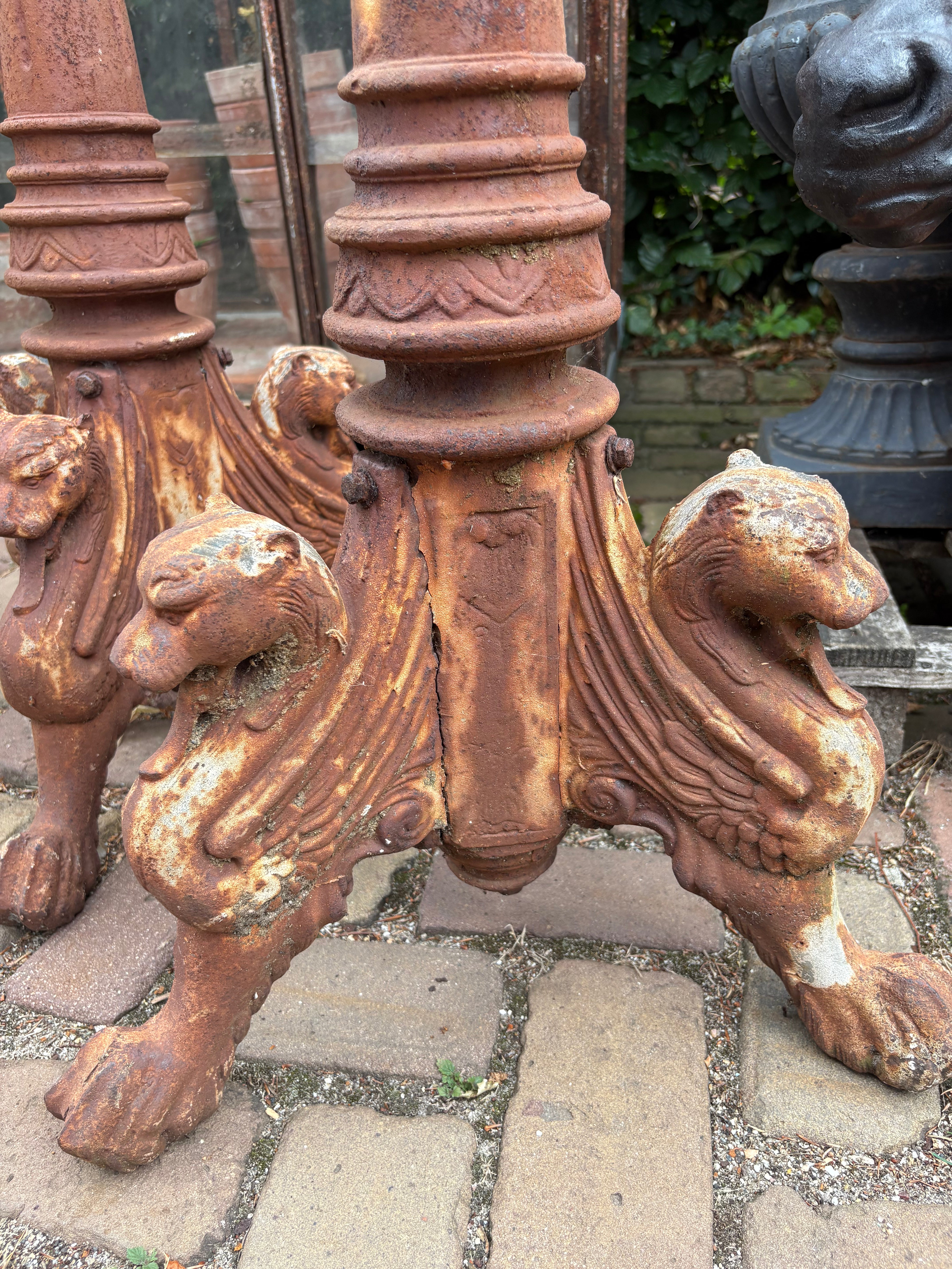 Gietijzeren set van 2 kasteel kandelaars roestkleurig - Brocante bij Ingie