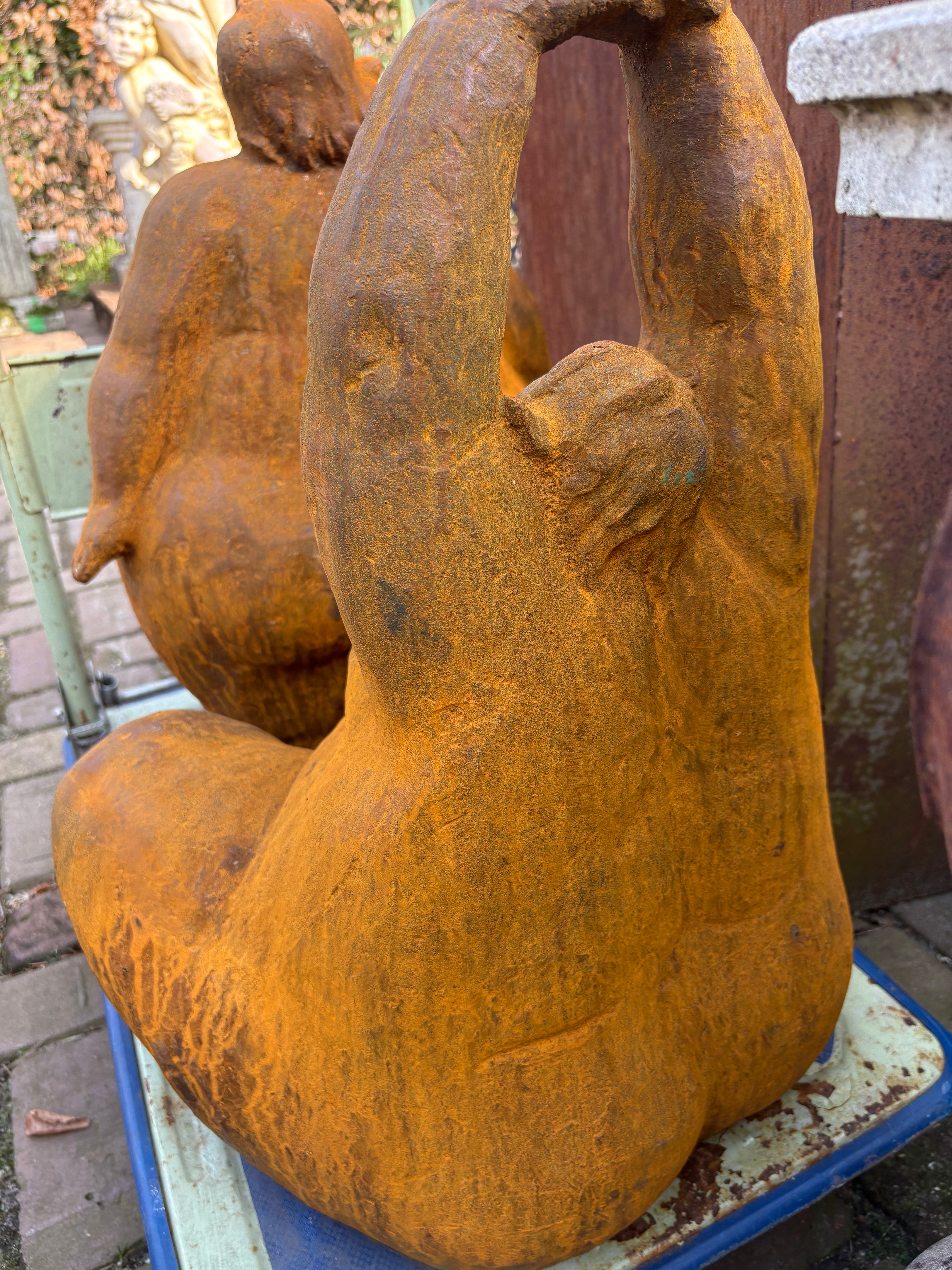 Gezellige volslanke dame zittend - Brocante bij Ingie