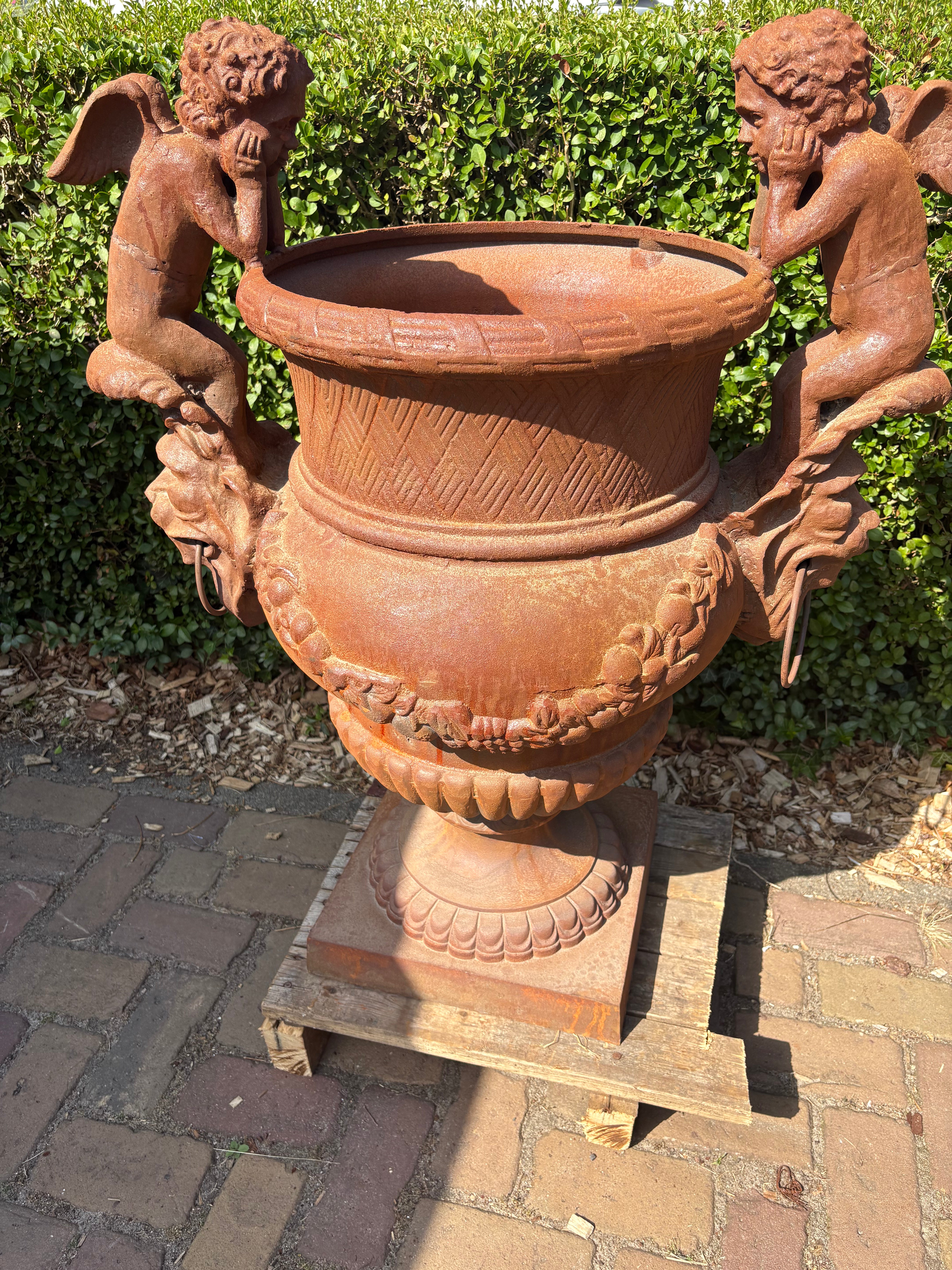 Prachtig grote gietijzeren vaas met engelen versierd - Brocante bij Ingie