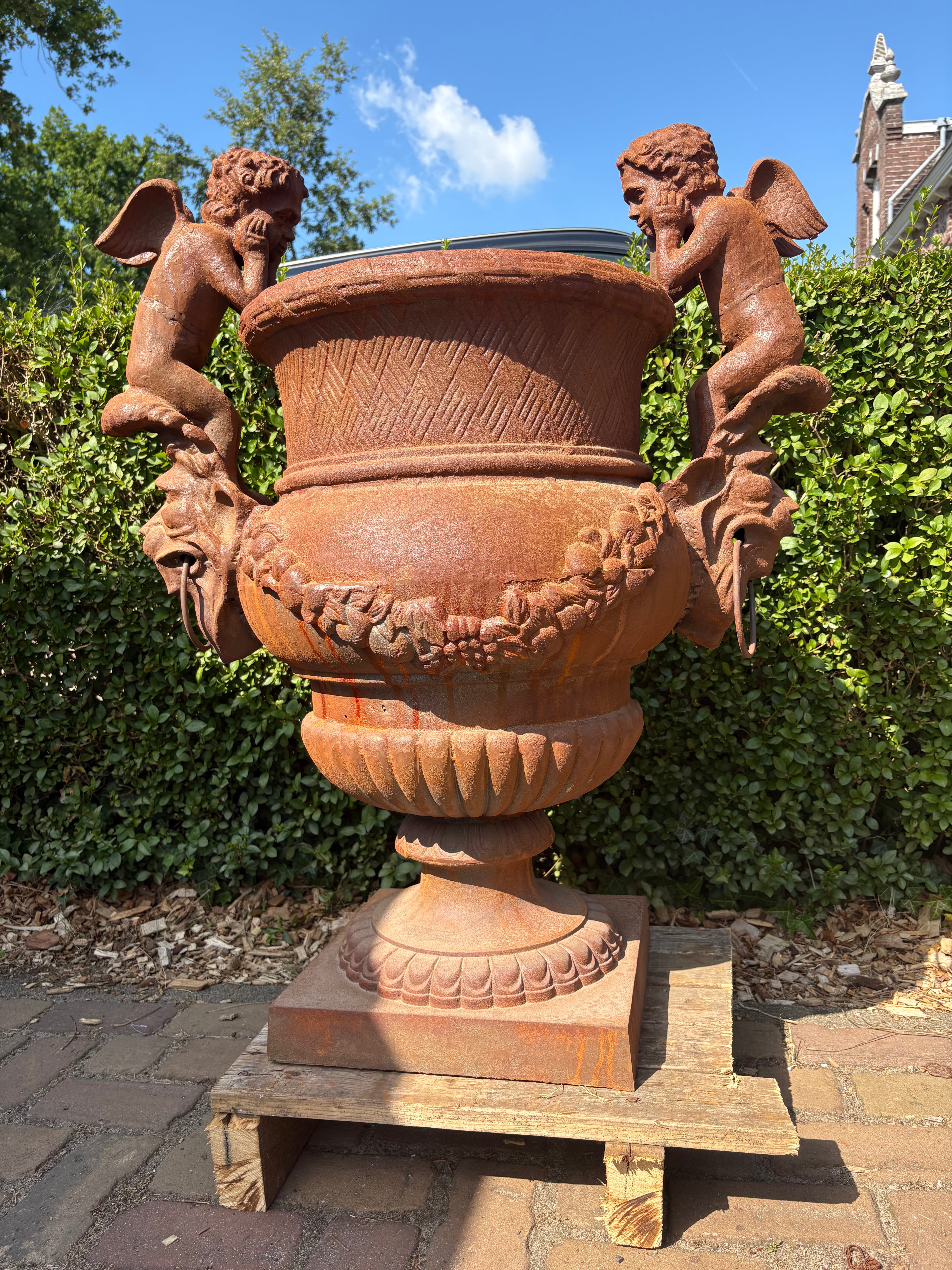 Prachtig grote gietijzeren vaas met engelen versierd - Brocante bij Ingie