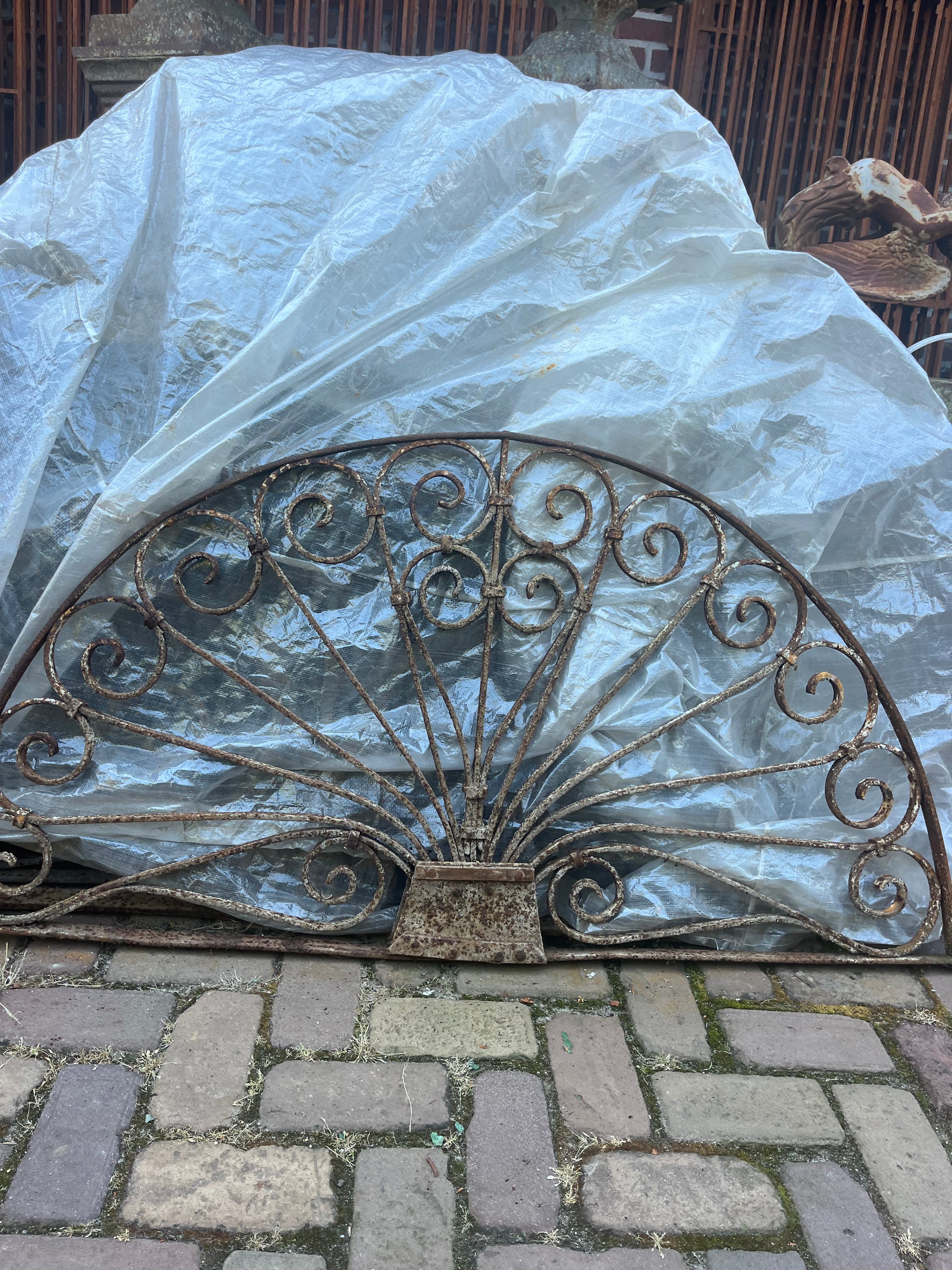 Zwaar oud smeedijzeren hekwerk nr1 - Brocante bij Ingie