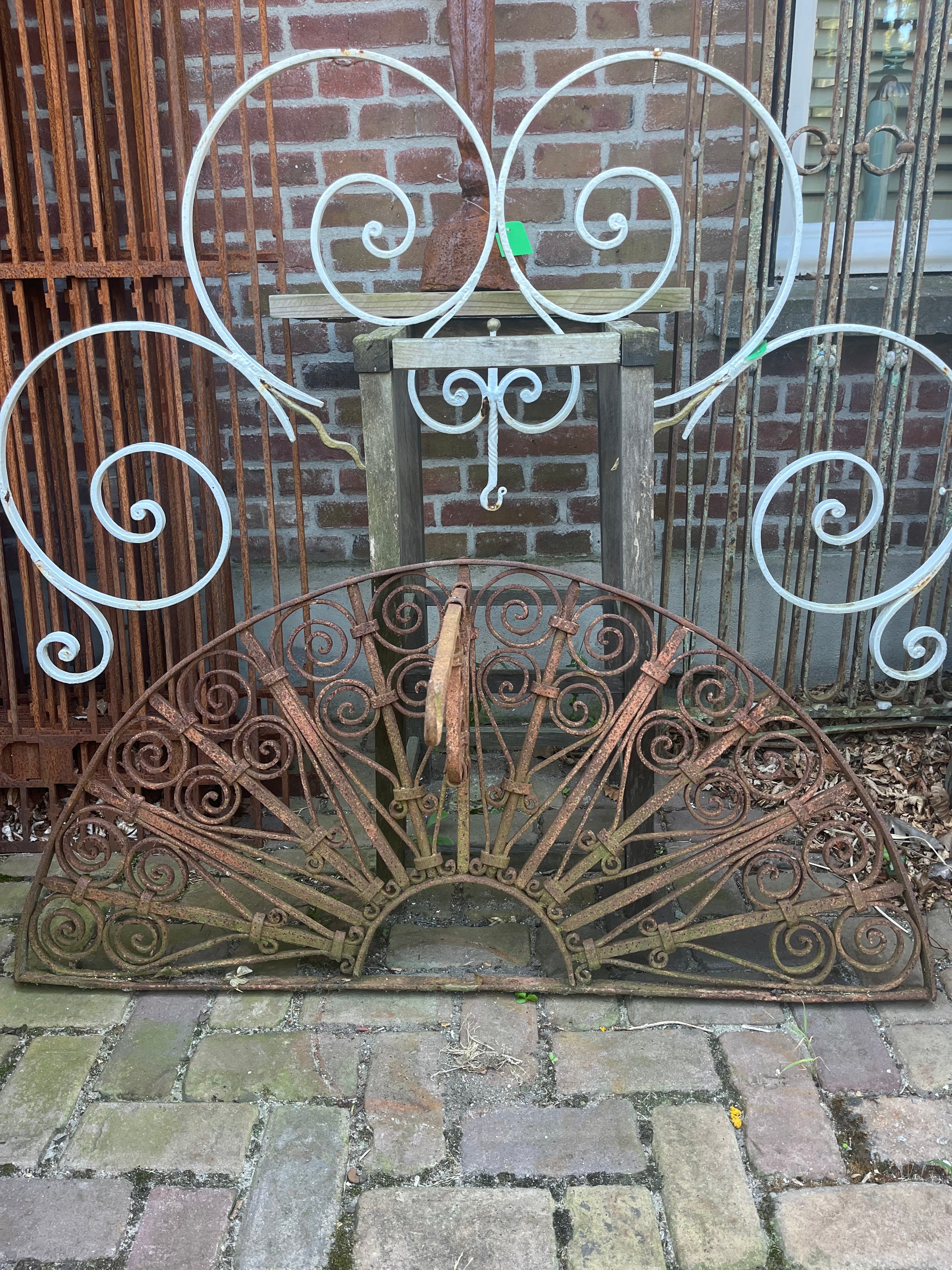 Zwaar oud smeedijzeren hekwerk raamrooster met ophang haak nr7 - Brocante bij Ingie