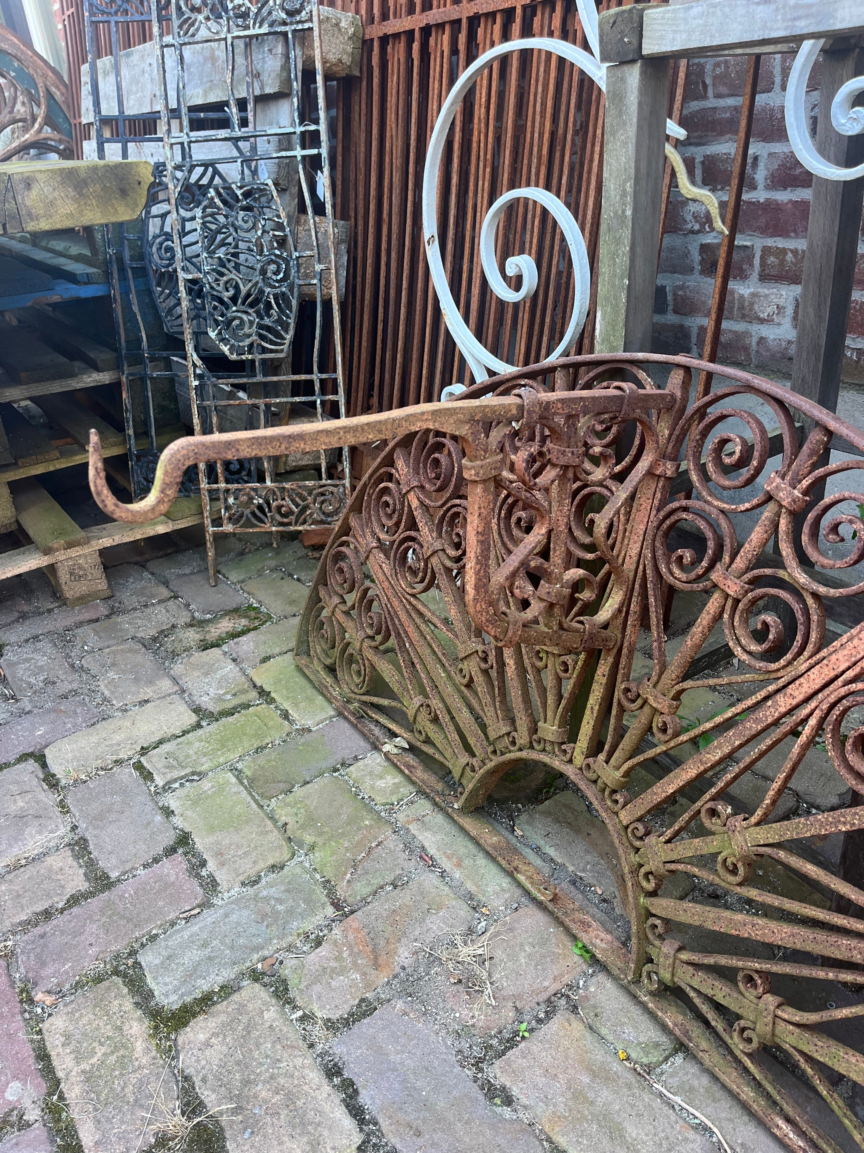 Zwaar oud smeedijzeren hekwerk raamrooster met ophang haak nr7 - Brocante bij Ingie