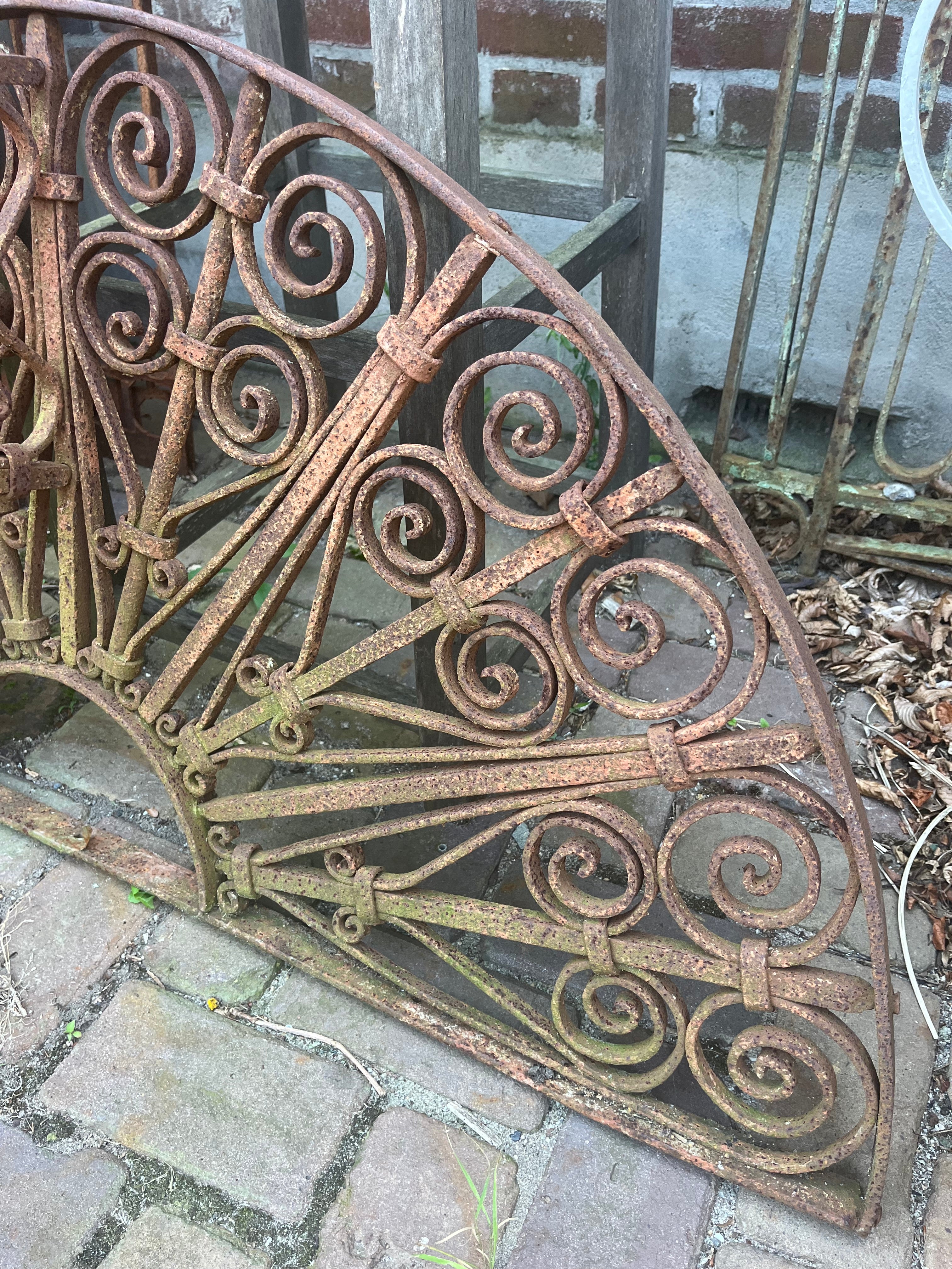 Zwaar oud smeedijzeren hekwerk raamrooster met ophang haak nr7 - Brocante bij Ingie