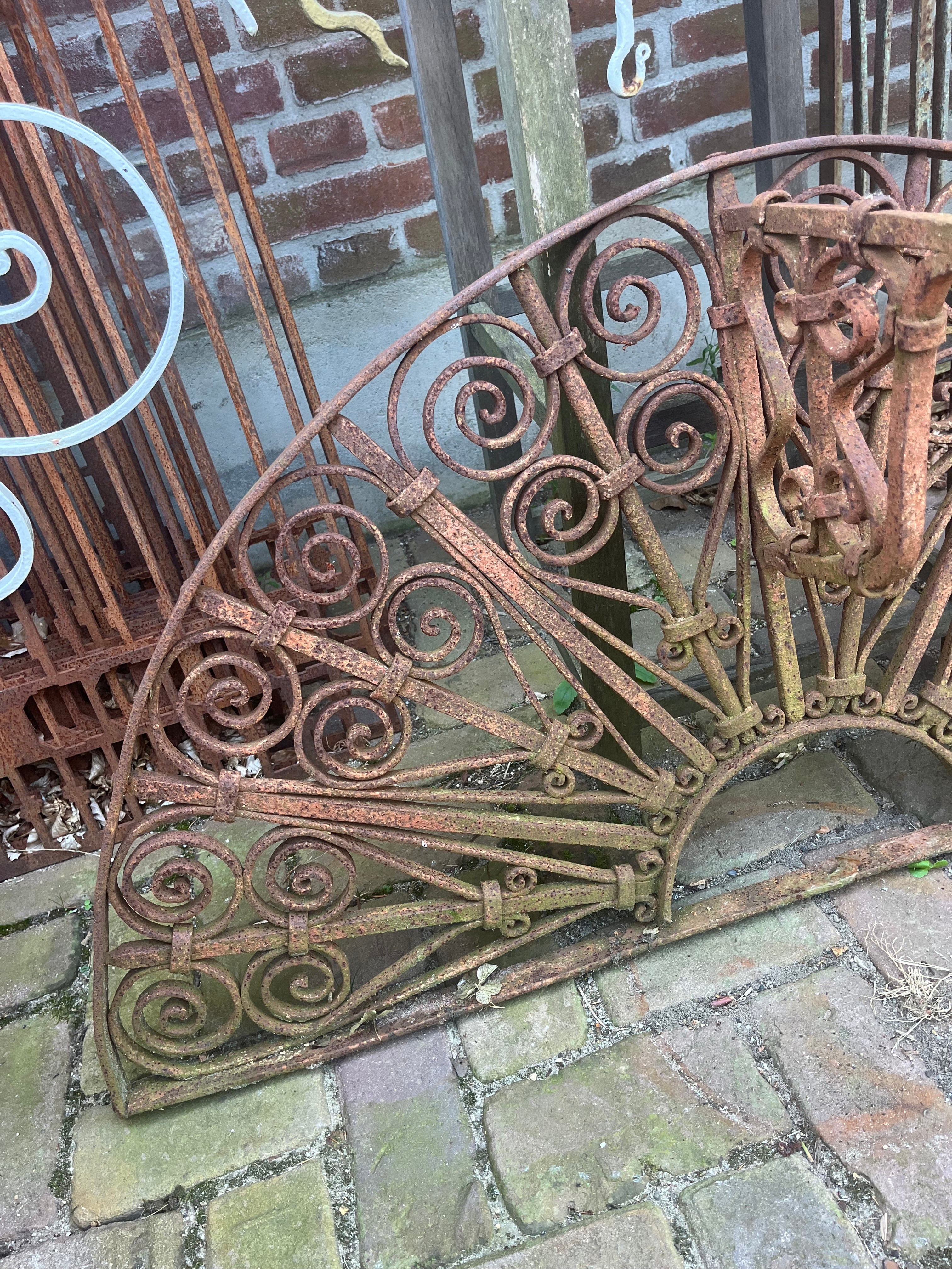 Zwaar oud smeedijzeren hekwerk raamrooster met ophang haak nr7 - Brocante bij Ingie