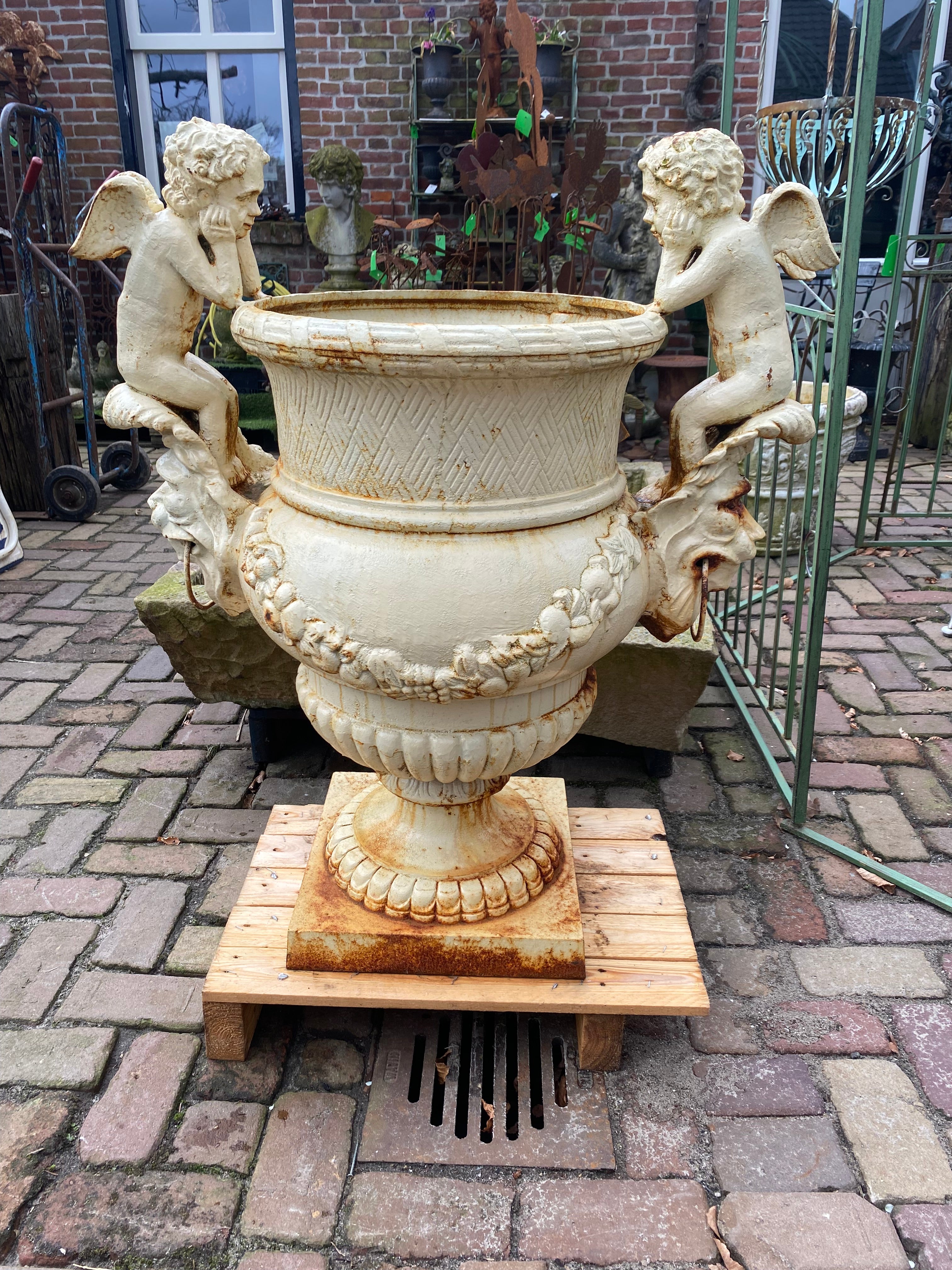 Prachtig grote gietijzeren vaas met engelen versierd - Brocante bij Ingie