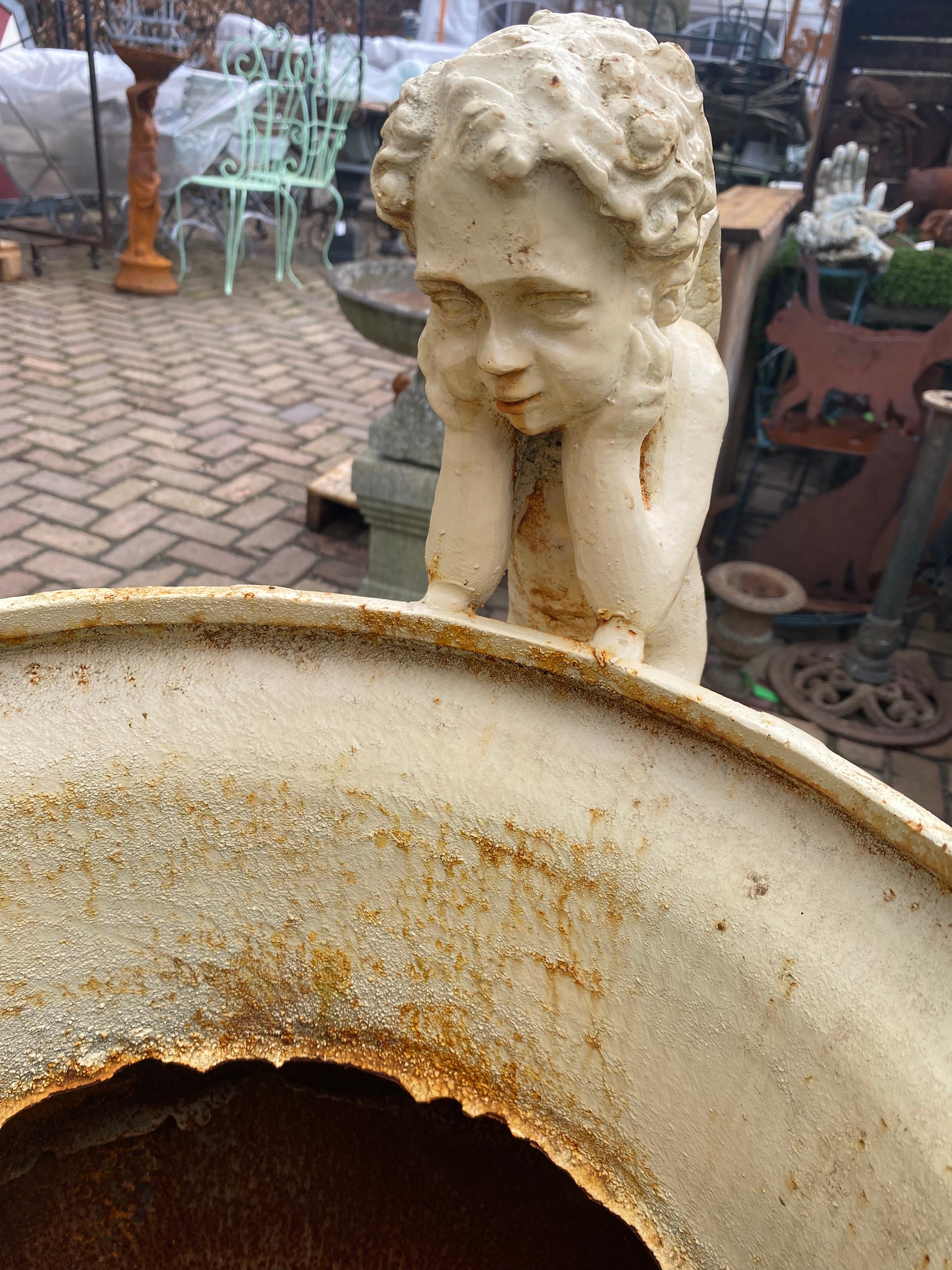 Prachtig grote gietijzeren vaas met engelen versierd - Brocante bij Ingie