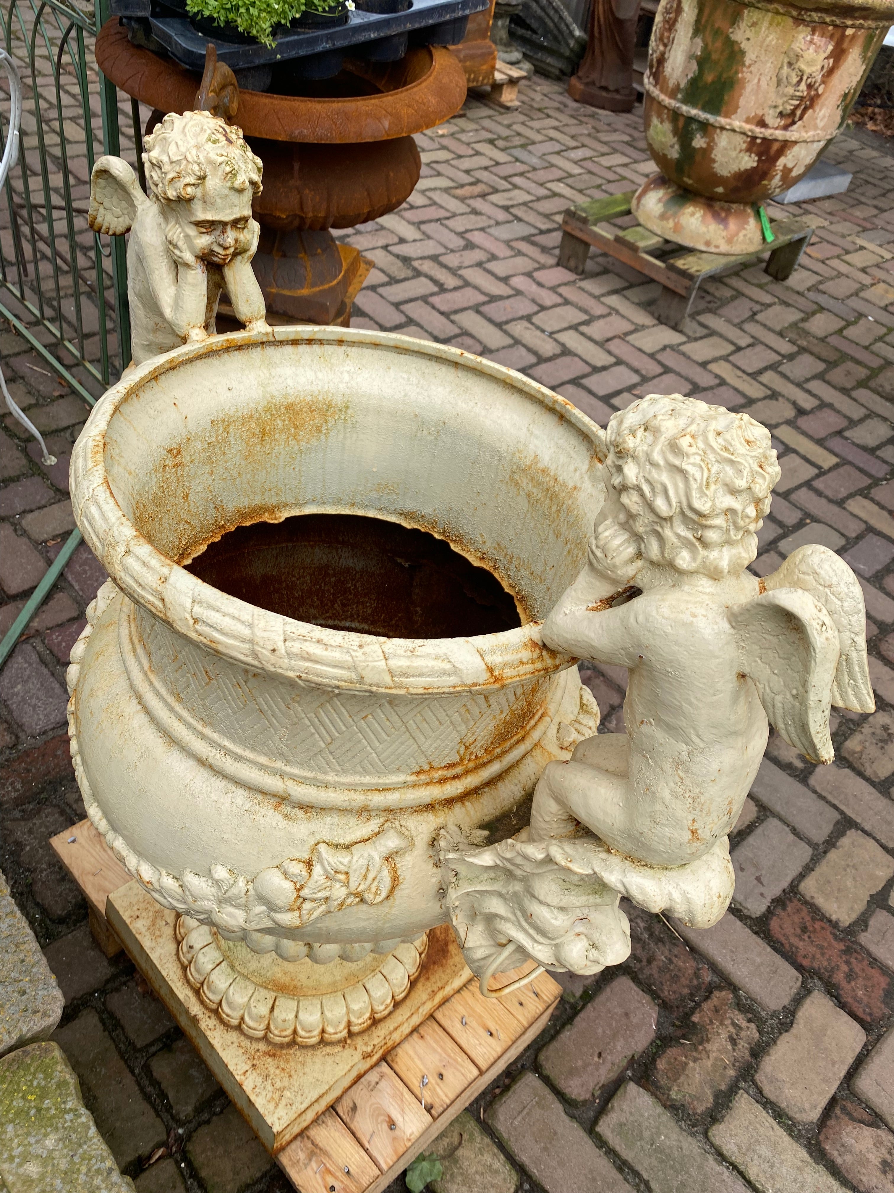 Prachtig grote gietijzeren vaas met engelen versierd - Brocante bij Ingie