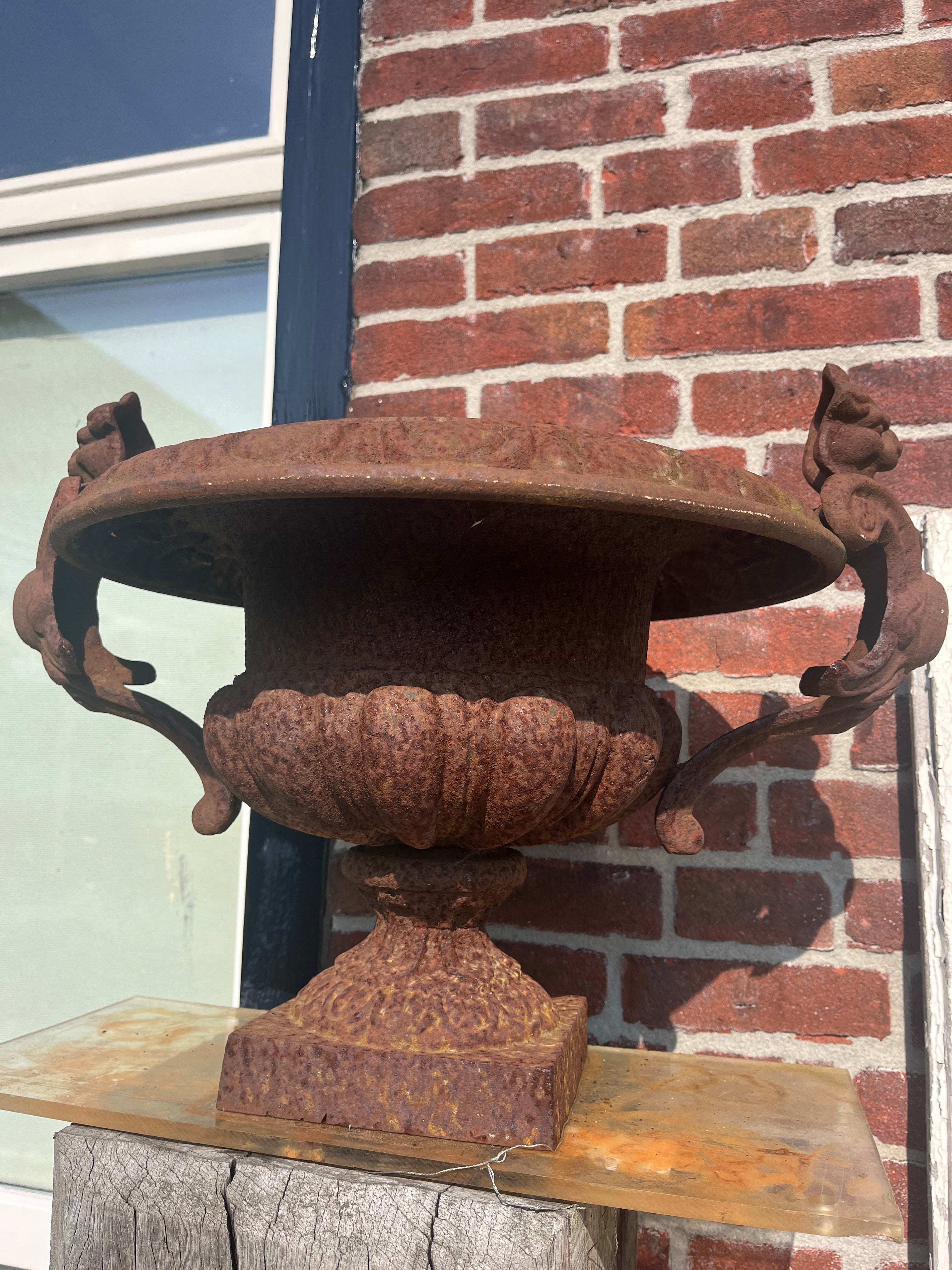 Gietijzeren ronde Draken vaas - Brocante bij Ingie