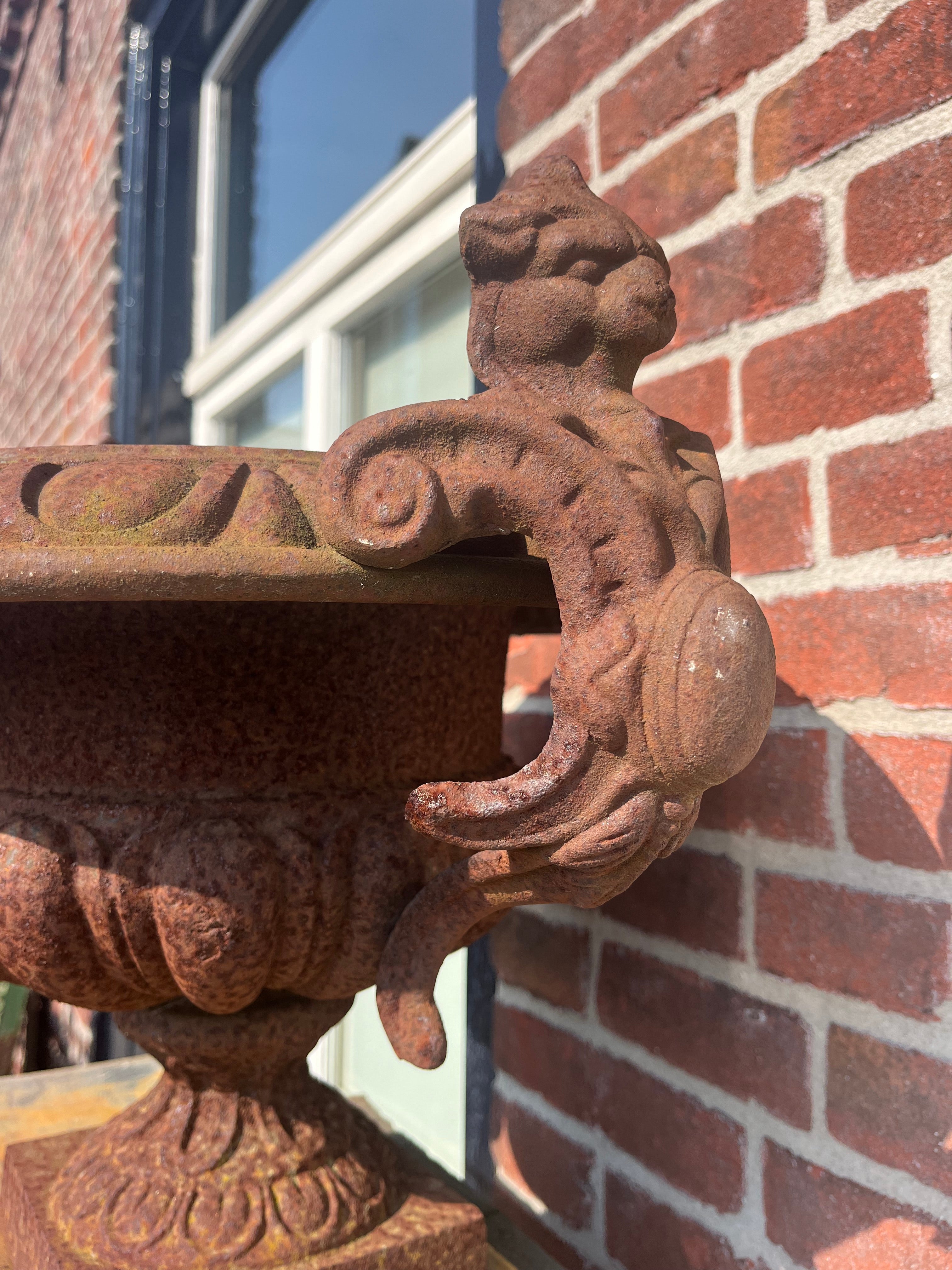 Gietijzeren ronde Draken vaas - Brocante bij Ingie