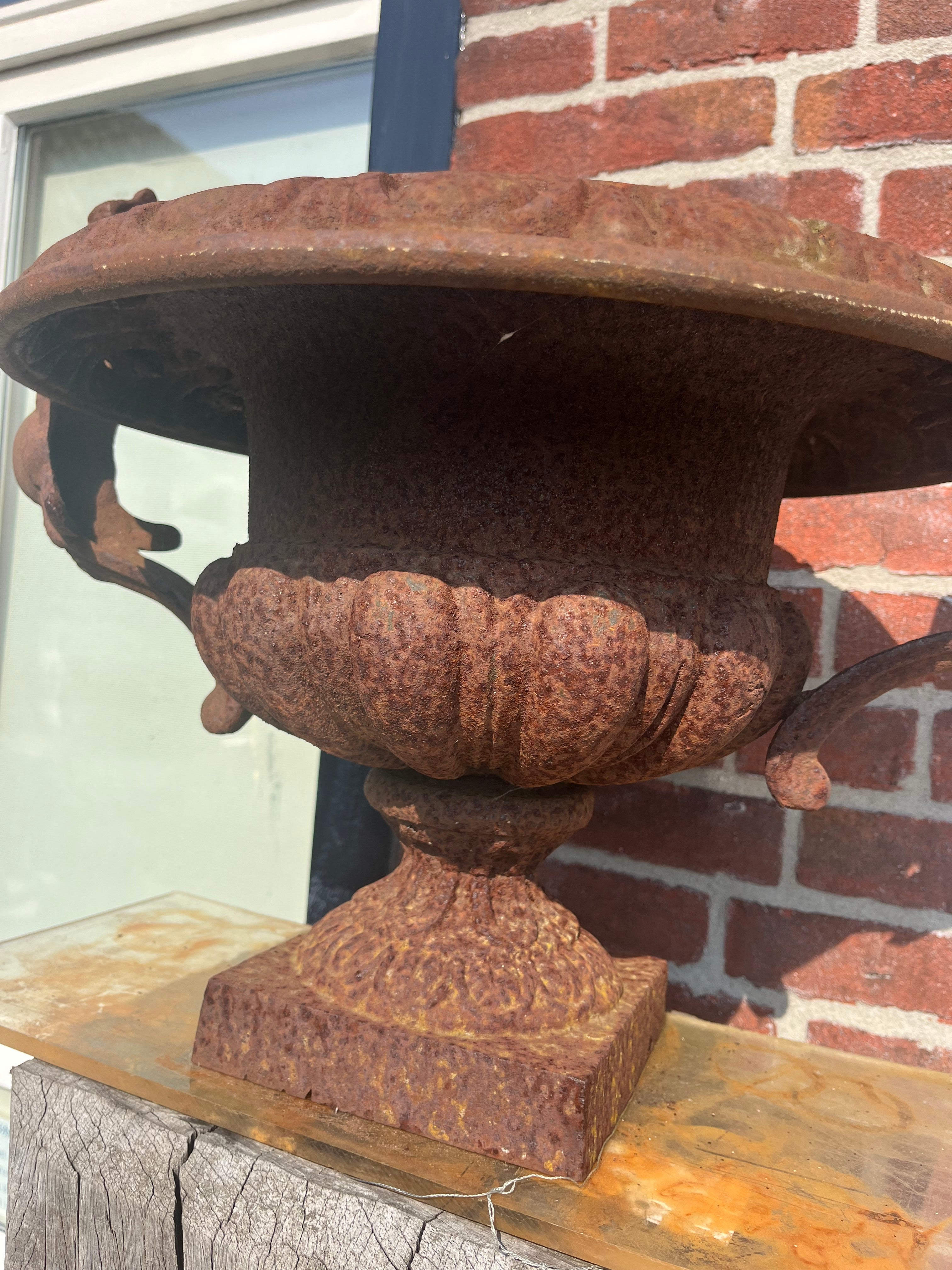 Gietijzeren ronde Draken vaas - Brocante bij Ingie