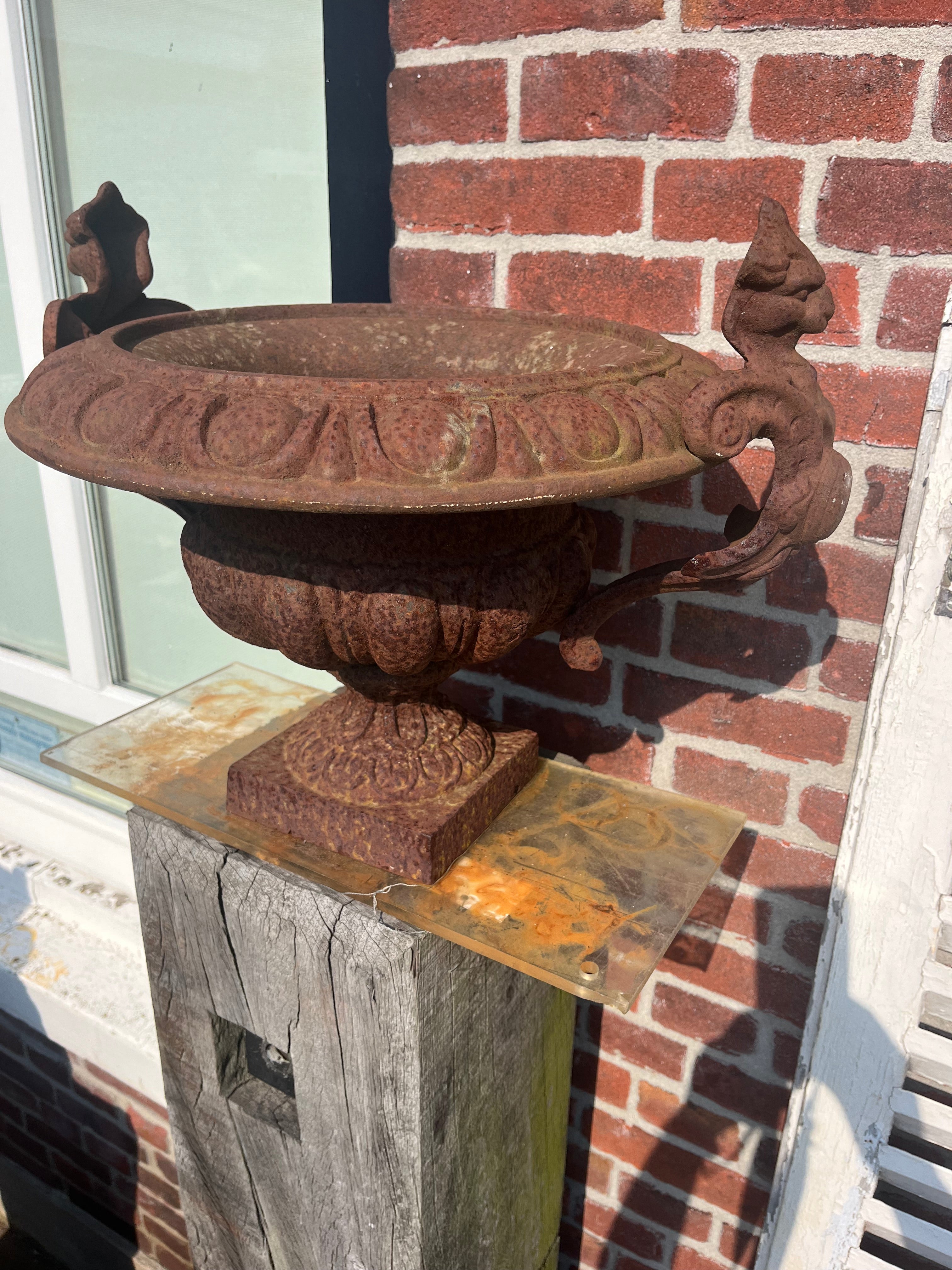 Gietijzeren ronde Draken vaas - Brocante bij Ingie
