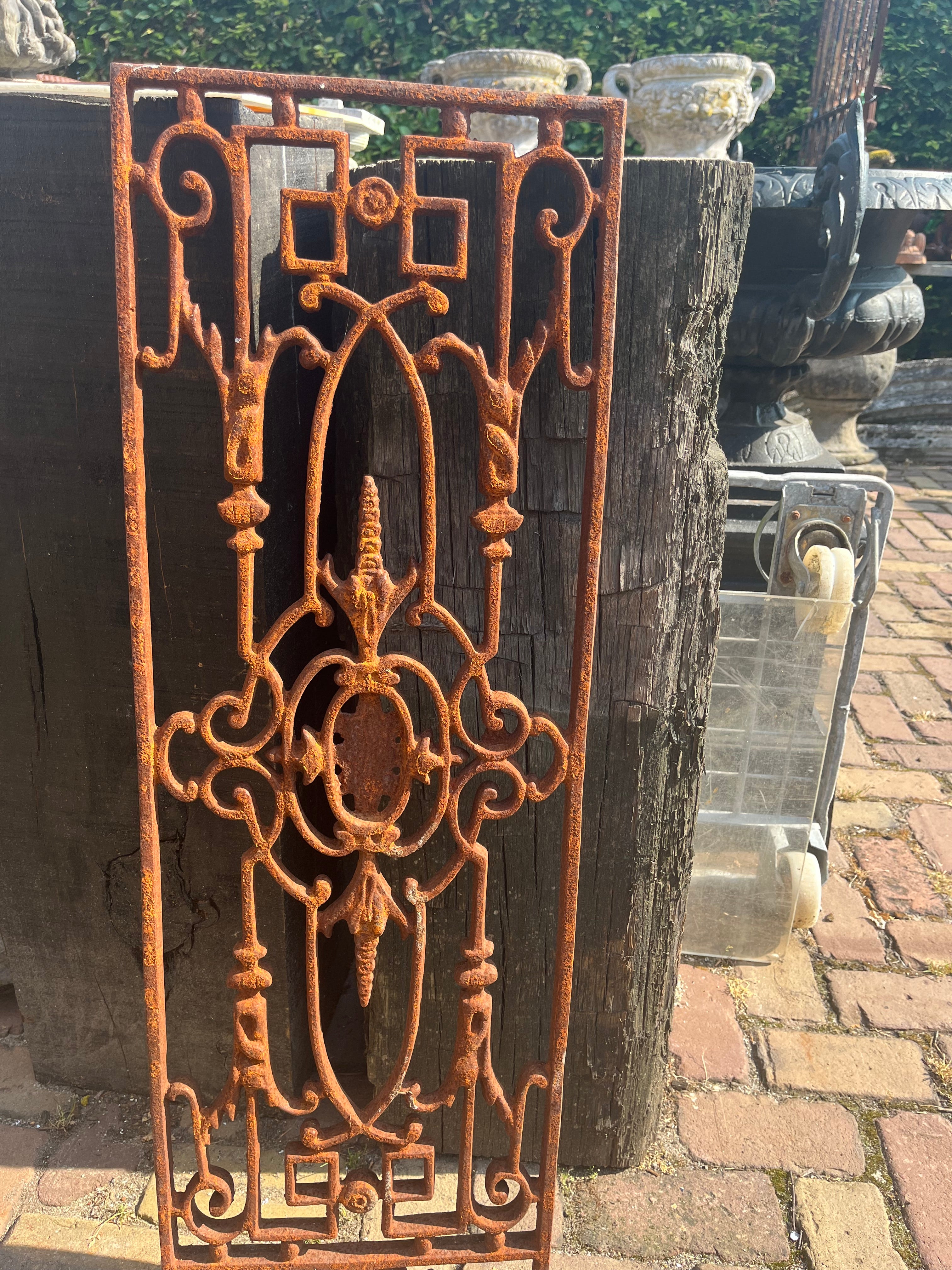 Oud hek deurrooster van gietijzer - Brocante bij Ingie