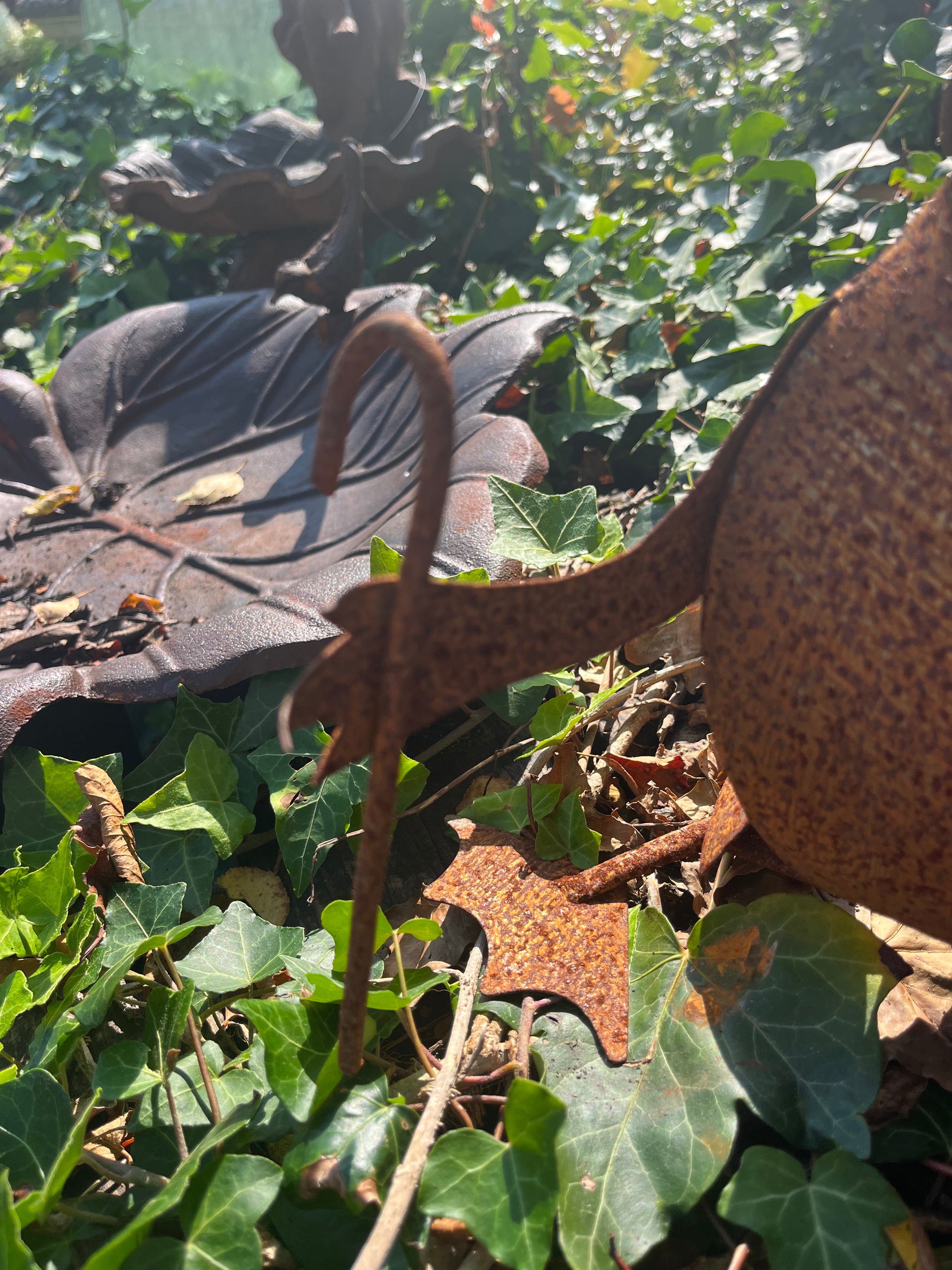 Kikker met wandelstok van ijzer roestkleur - Brocante bij Ingie
