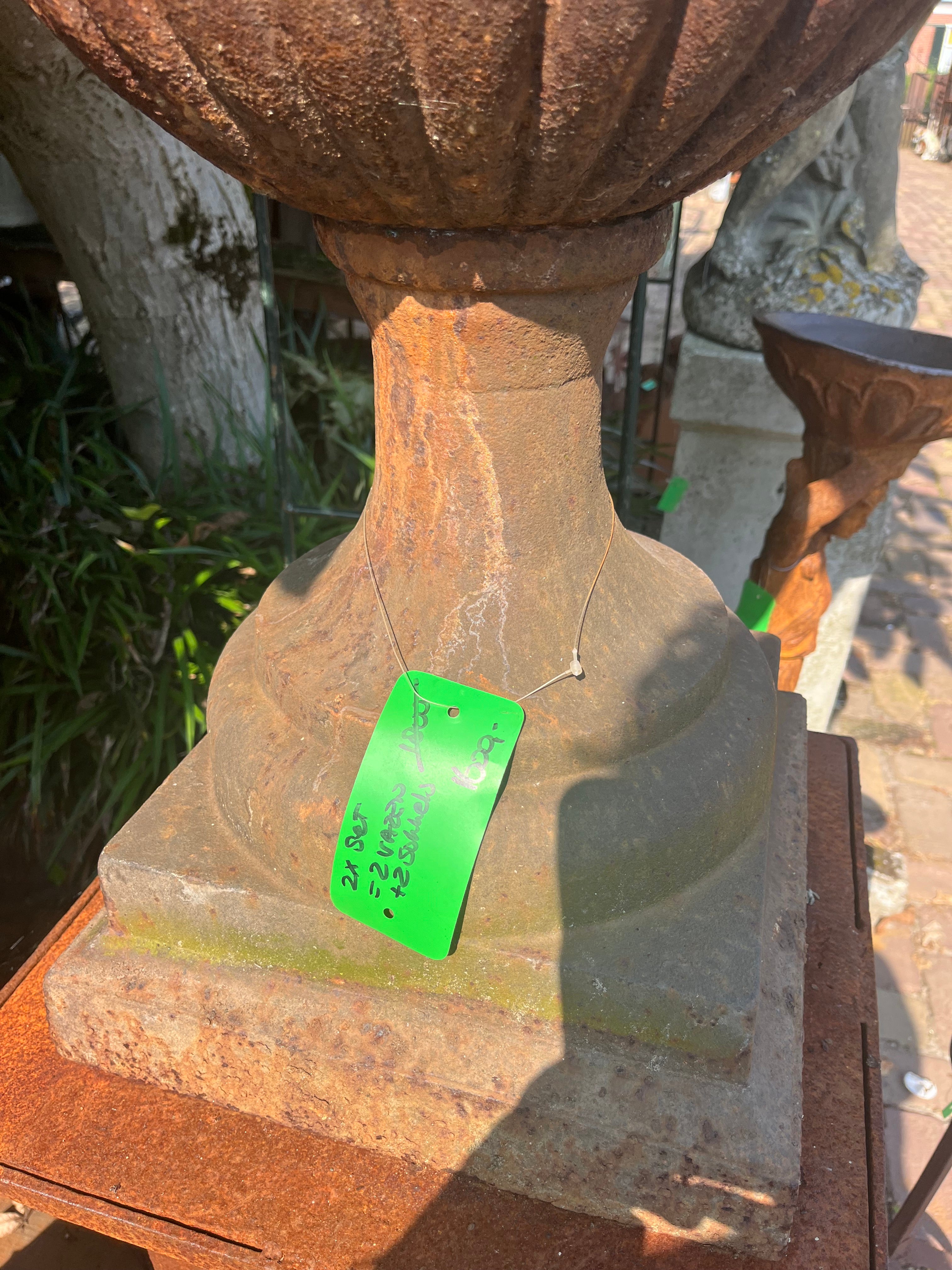 Set van 2 XL hoge Louvre vazen eventueel op grote zuil - Brocante bij Ingie
